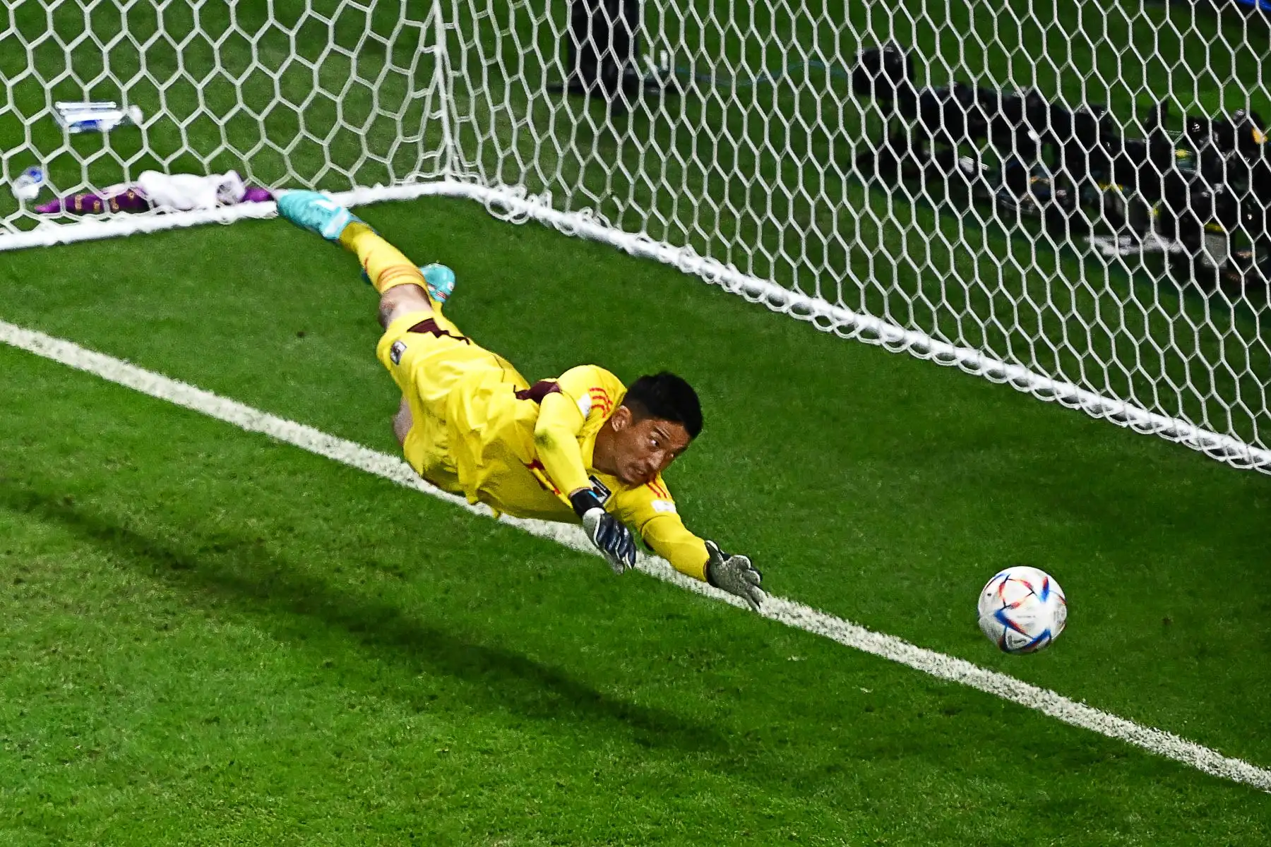El portero japonés Shuichi Gonda concede un gol del mediocampista croata Ivan Perisic durante el partido de fútbol de octavos de final de la Copa Mundial de Qatar 2022 entre Japón y Croacia en el estadio Al-Janoub en Al-Wakrah, al sur de Doha el 5 de diciembre , 2022.
Foto: AFP