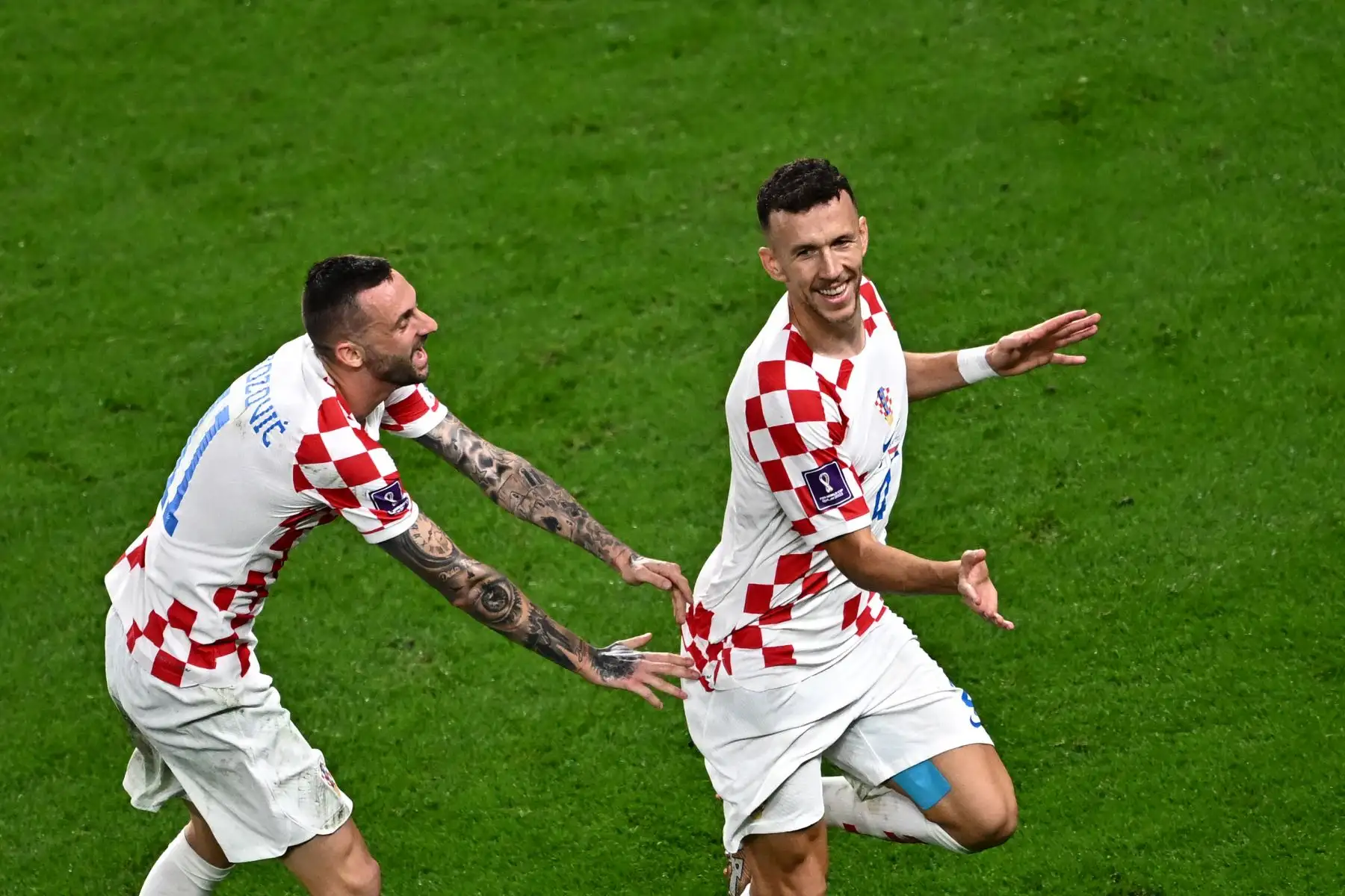 El mediocampista de Croacia Ivan Perisic celebra marcar el primer gol de su equipo durante el partido de fútbol de octavos de final de la Copa Mundial de Qatar 2022 entre Japón y Croacia en el estadio Al-Janoub en Al-Wakrah, al sur de Doha el 5 de diciembre de 2022.
Foto: AFP