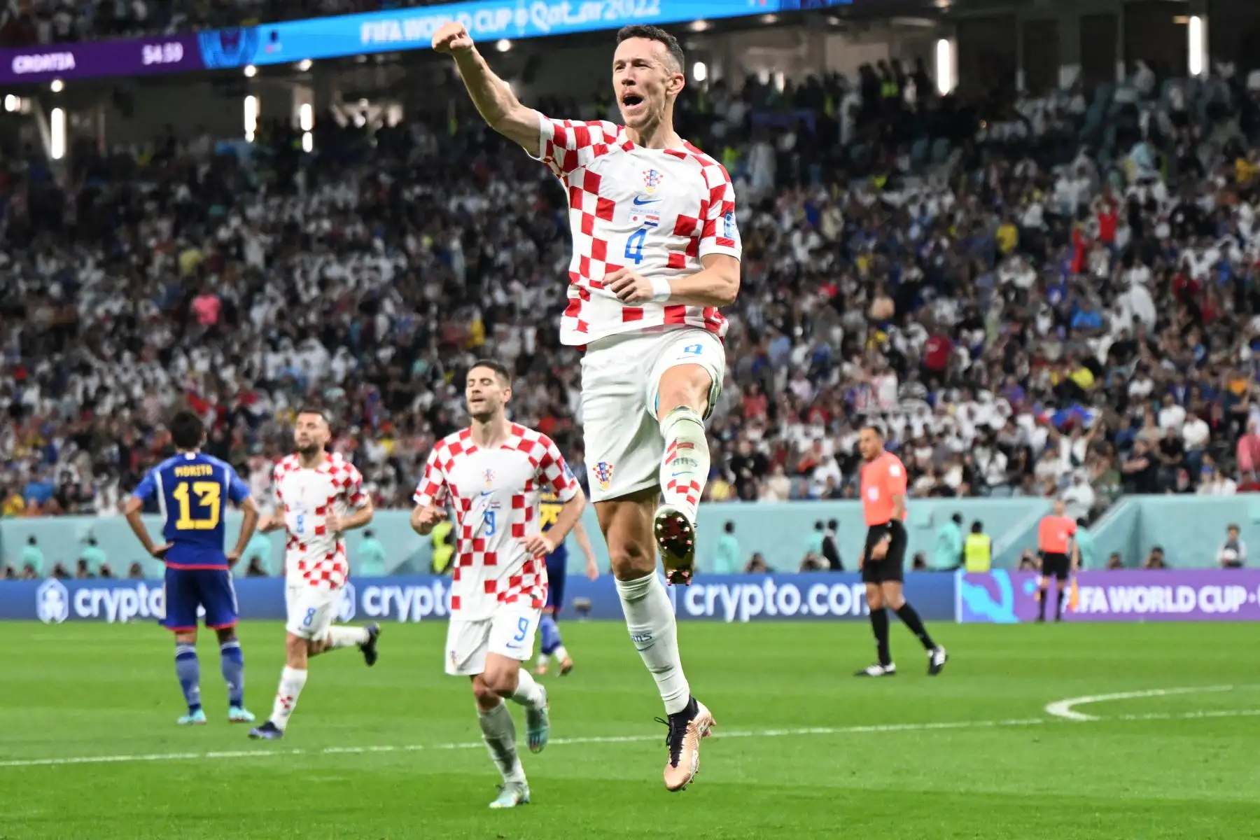 El mediocampista de Croacia Ivan Perisic celebra marcar el primer gol de su equipo durante el partido de fútbol de octavos de final de la Copa Mundial de Qatar 2022 entre Japón y Croacia en el estadio Al-Janoub en Al-Wakrah, al sur de Doha el 5 de diciembre de 2022.
Foto: AFP