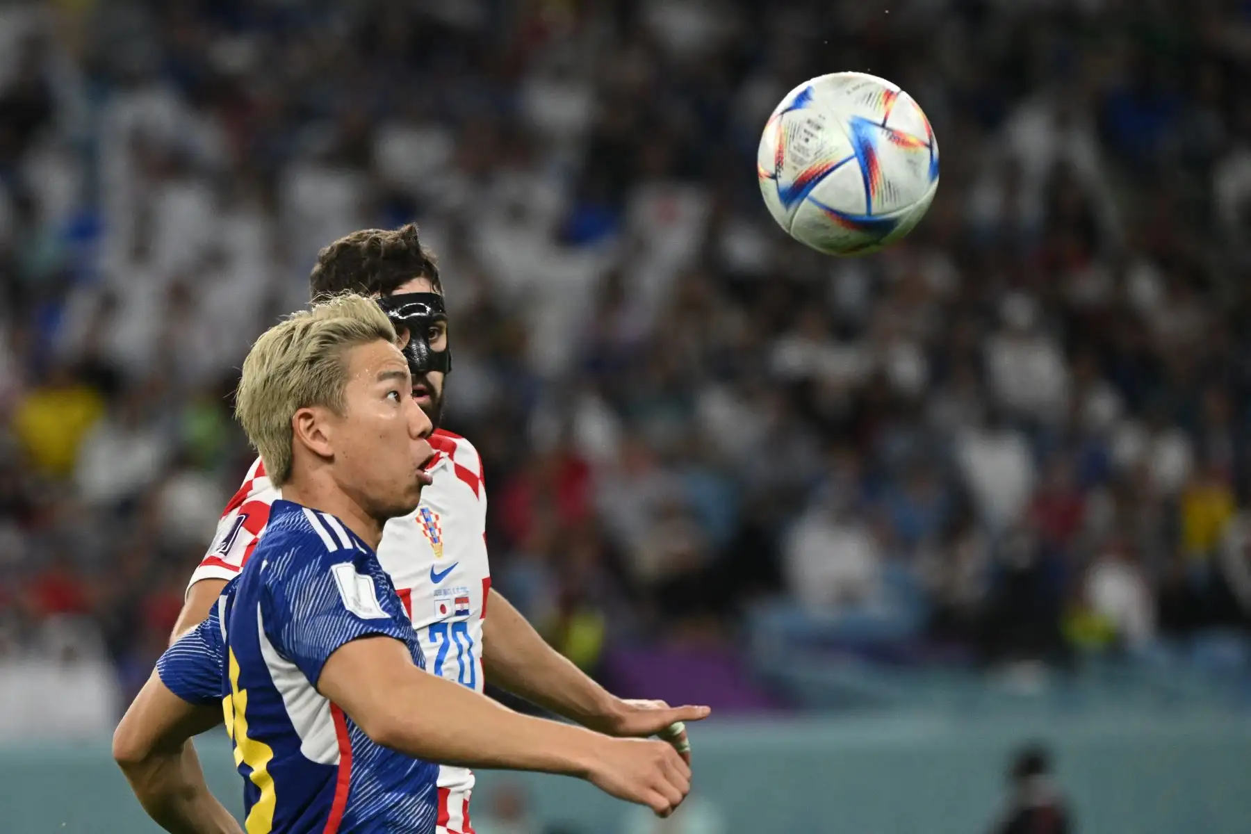 El delantero japonés  Takuma Asano  lucha por el balón con el defensor croata  Josko Gvardiol durante el partido de octavos de final de la Copa Mundial Qatar 2022 entre Japón y Croacia.
Foto: AFP