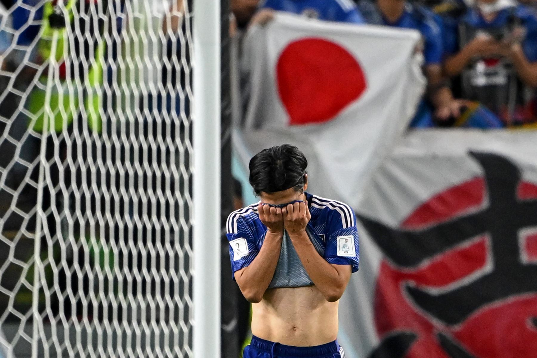 El mediocampista japonés Takumi Minamino reacciona después de fallar su penal durante el partido de fútbol de octavos de final de la Copa Mundial Qatar 2022 entre Japón y Croacia
Foto: AFP