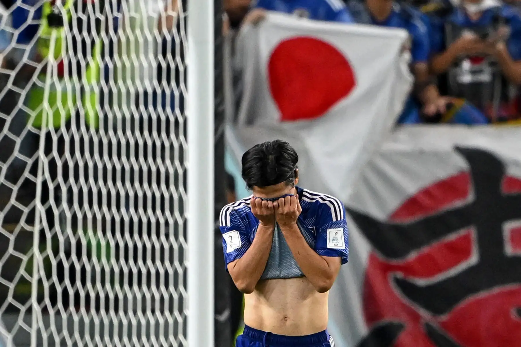 El mediocampista japonés Takumi Minamino reacciona después de fallar su penal durante el partido de fútbol de octavos de final de la Copa Mundial Qatar 2022 entre Japón y Croacia
Foto: AFP