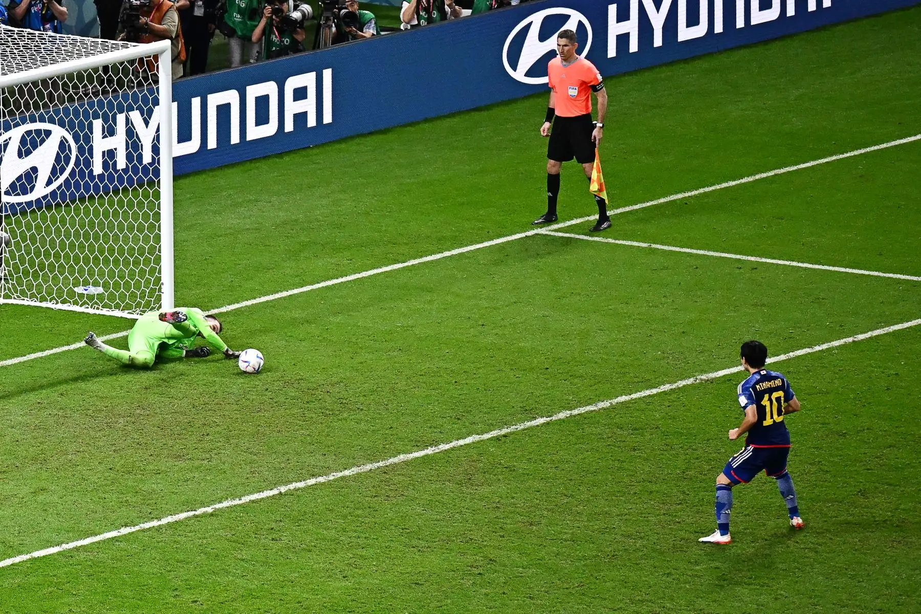 El portero de Croacia, Dominik Livakovic, detiene la primera tanda de penales del mediocampista japonés Takumi Minamino durante el partido de fútbol de octavos de final de la Copa Mundial de Qatar 2022 entre Japón y Croacia.
Foto: AFP