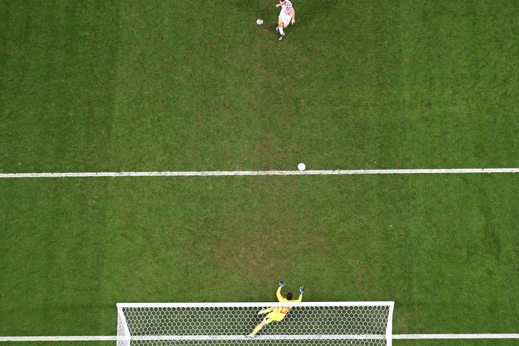 El centrocampista croata Nikola Vlasic anota desde el punto de penal durante el partido de fútbol de octavos de final de la Copa Mundial Qatar 2022 entre Japón y Croacia en el estadio Al-Janoub en Al-Wakrah, al sur de Doha, el 5 de diciembre de 2022.
Foto: AFP