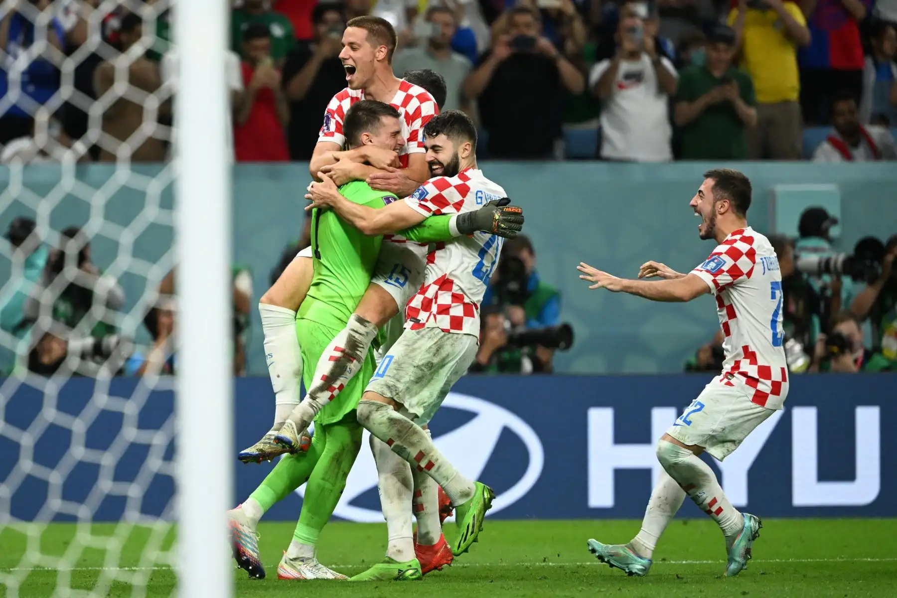 Los jugadores de Croacia celebran ganar el partido de fútbol de octavos de final de la Copa Mundial de Qatar 2022 entre Japón y Croacia en el estadio Al-Janoub en Al-Wakrah, al sur de Doha, el 5 de diciembre de 2022.
Foto: AFP