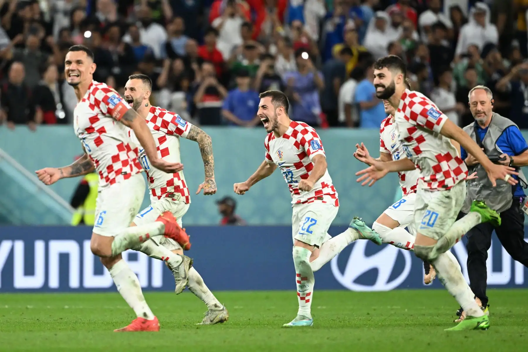Los jugadores de Croacia celebran ganar el partido de fútbol de octavos de final de la Copa Mundial de Qatar 2022 entre Japón y Croacia en el estadio Al-Janoub en Al-Wakrah, al sur de Doha, el 5 de diciembre de 2022.
Foto: AFP