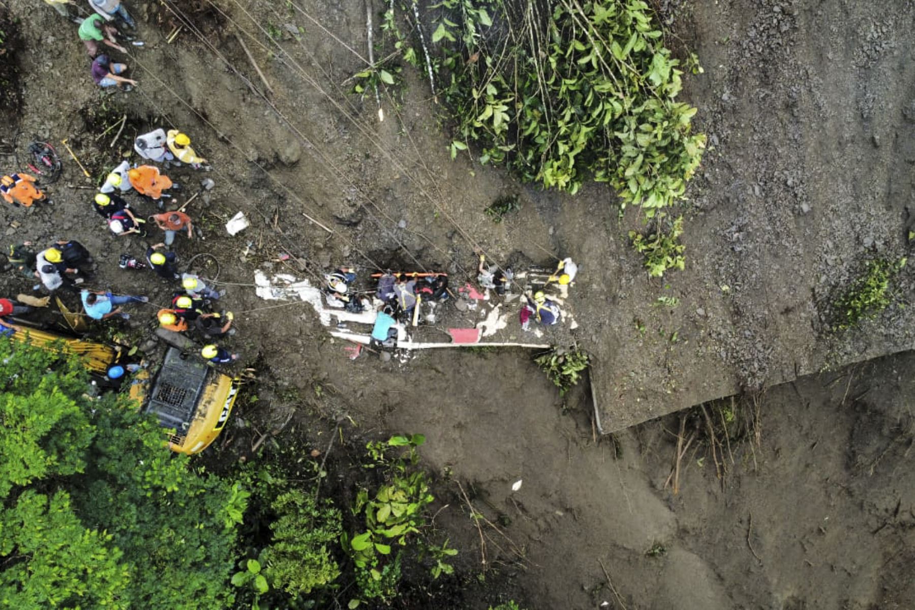 La cifra de fallecidos tras un deslizamiento de tierra en el departamento colombiano de Risaralda que sepultó un autobús ascendió a 33 personas, mientras que las labores de rescate prosiguen y podrían encontrarse nuevos cuerpos, informó este lunes el Gobierno colombiano.