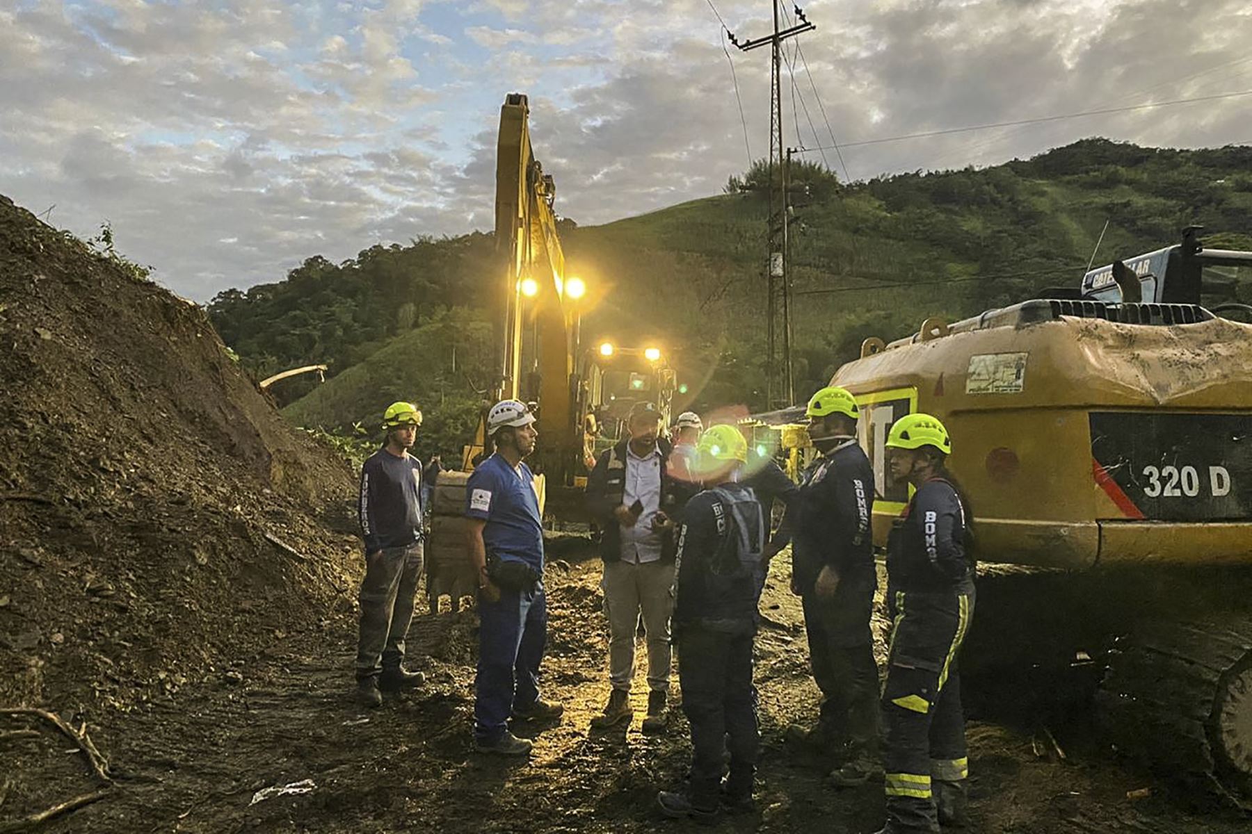 Equipos de rescate organizan la búsqueda de personas en un derrumbe de una montaña en el sector El Ruso, municipio de Pueblo Rico, en el noroeste de Bogotá, Colombia, el 5 de diciembre de 2022.
Foto: AFP