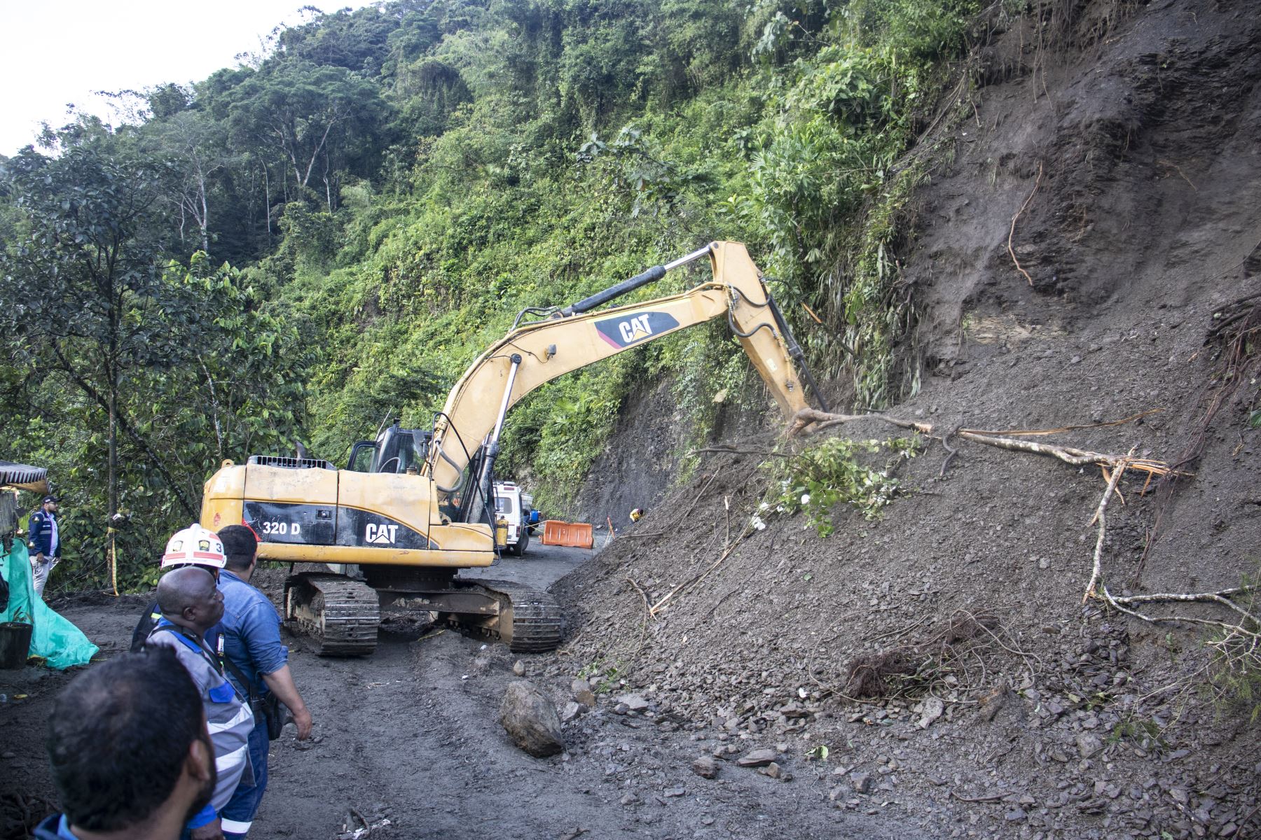 Los equipos de rescate usan equipo pesado para remover tierra después de un deslizamiento de tierra en la montaña en el sector El Ruso, municipio de Pueblo Rico, en el noroeste de Bogotá, Colombia, el 5 de diciembre de 2022.
Foto: AFP