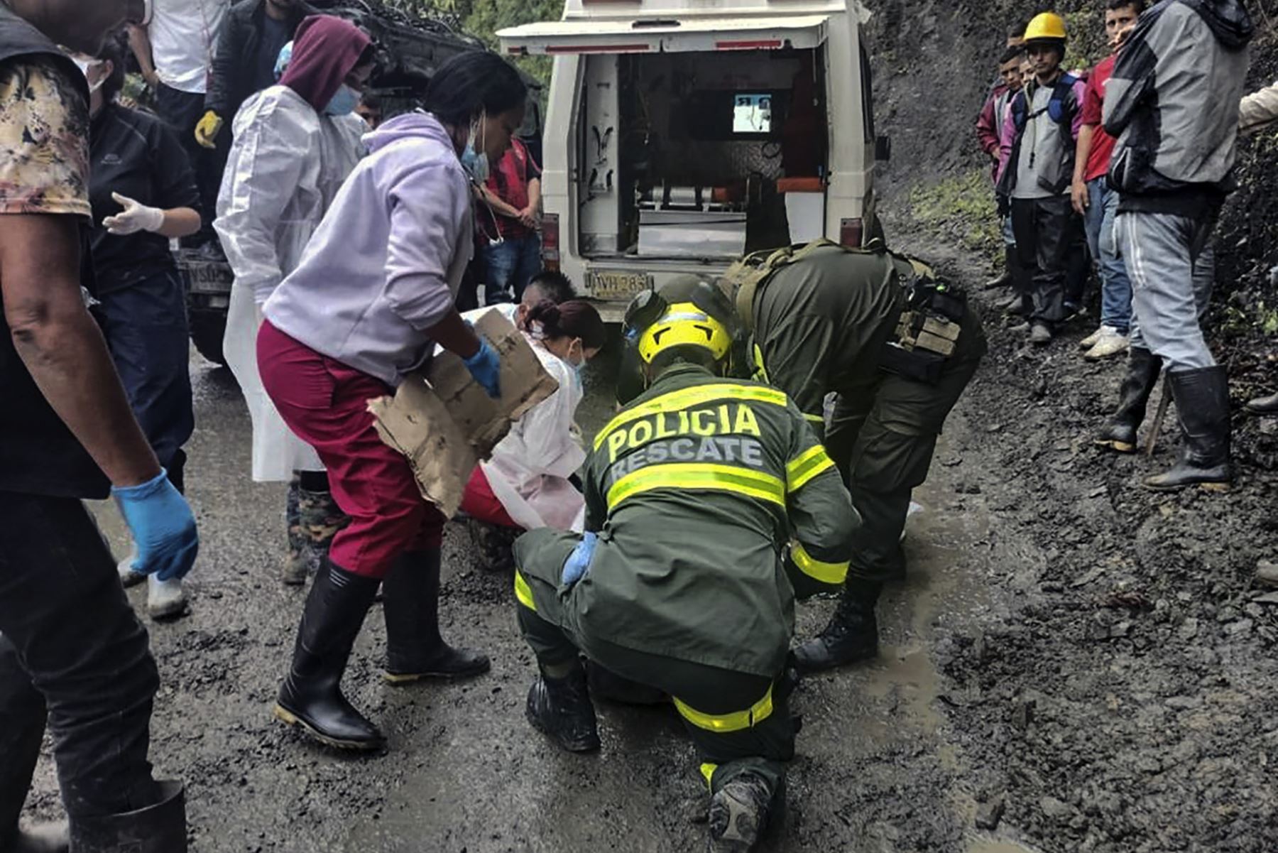 Rescatistas trabajando en el lugar de un deslizamiento de tierra en el sector El Ruso, municipio de Pueblo Rico, en el noroeste de Bogotá, Colombia, el 4 de diciembre de 2022.
Foto: AFP
