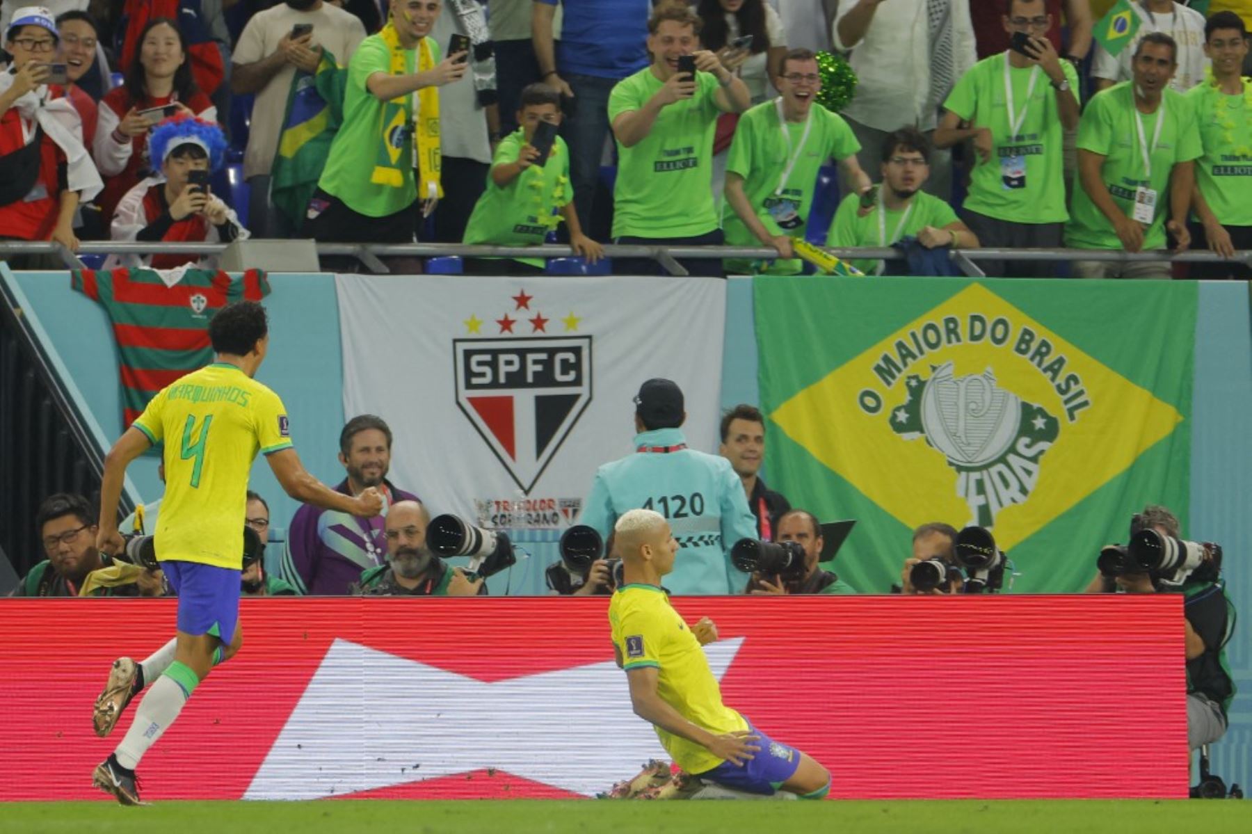 El delantero brasileño Richarlison celebra marcar el tercer gol de su equipo durante el partido de fútbol de octavos de final de la Copa Mundial Qatar 2022 entre Brasil y Corea del Sur en el Estadio 974 en Doha el 5 de diciembre de 2022.
Foto: AFP