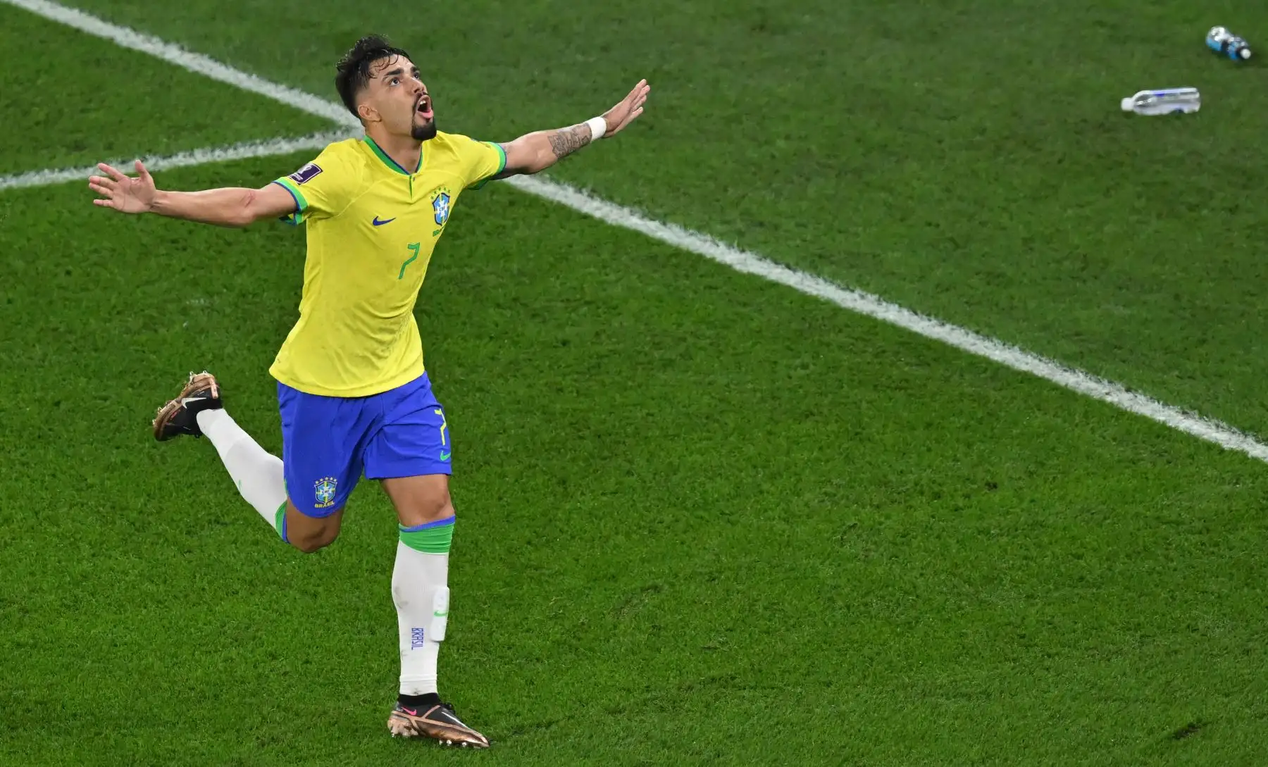 El mediocampista brasileño Lucas Paqueta celebra marcar el cuarto gol de su equipo durante el partido de fútbol de octavos de final de la Copa Mundial Qatar 2022 entre Brasil y Corea del Sur en el Estadio 974 en Doha el 5 de diciembre de 2022.
Foto: AFP