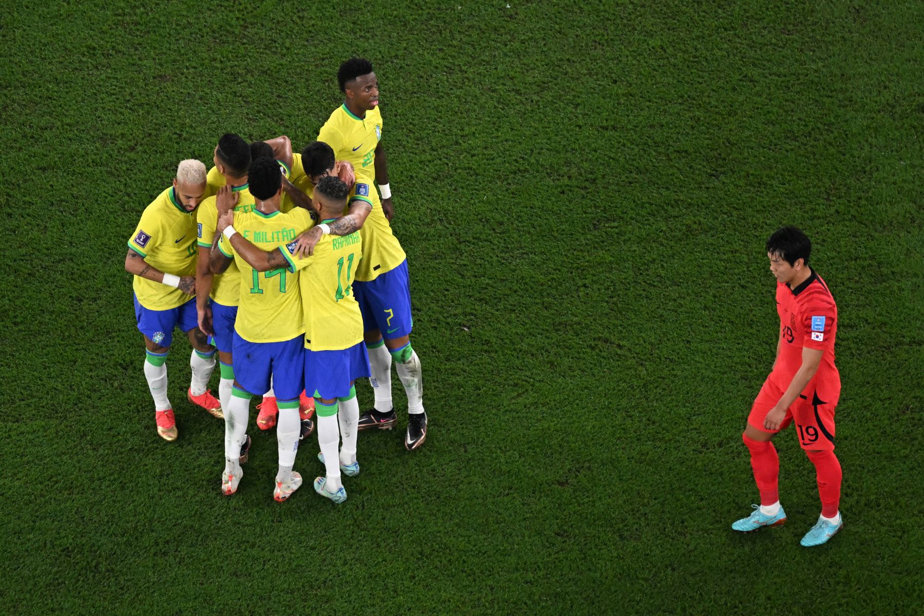 Los jugadores de Brasil celebran el tercer gol de su equipo durante el partido de fútbol de octavos de final de la Copa Mundial Qatar 2022 entre Brasil y Corea del Sur en el Estadio 974 en Doha el 5 de diciembre de 2022.
Foto: AFP