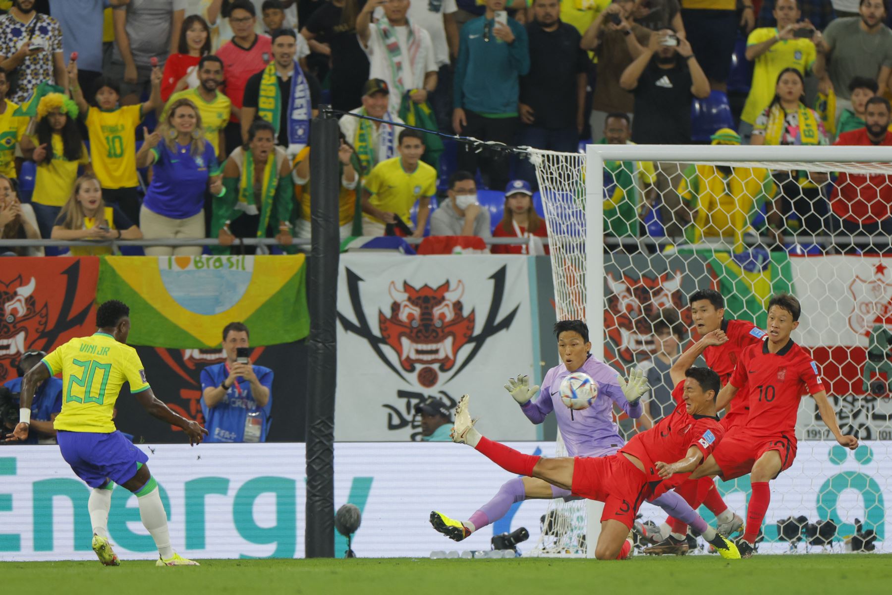 El delantero brasileño Vinicius Junior anota el primer gol de su equipo durante el partido de fútbol de octavos de final de la Copa Mundial Qatar 2022 entre Brasil y Corea del Sur en el Estadio 974 en Doha el 5 de diciembre de 2022.
Foto: AFP
