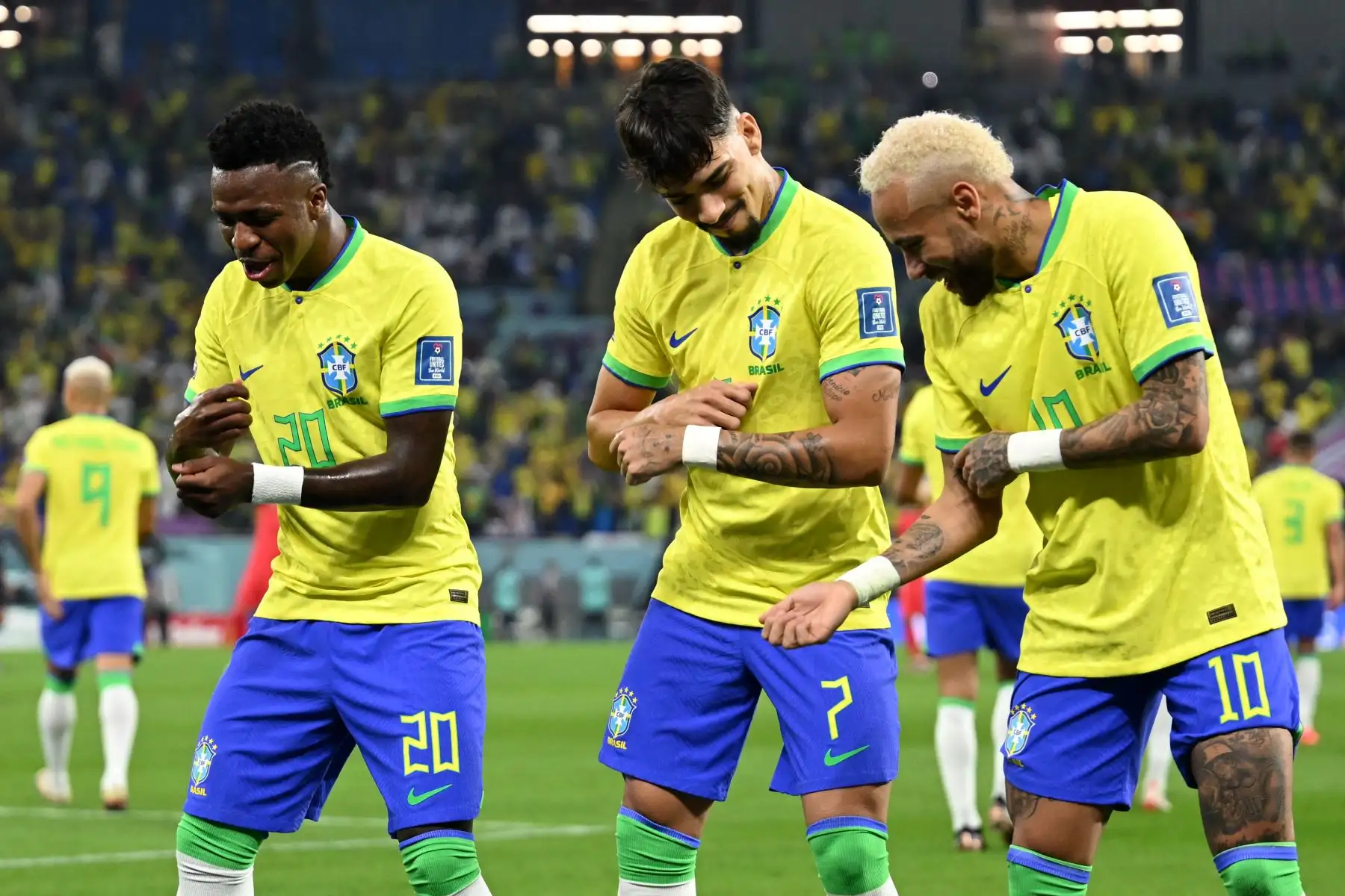 El delantero brasileño Vinicius Junior celebra marcar el primer gol de su equipo con el mediocampista brasileño Lucas Paquetá y el delantero brasileño Neymar durante el partido de fútbol de octavos de final de la Copa Mundial Qatar 2022 entre Brasil y Corea del Sur en el Estadio 974 en Doha el 5 de diciembre de 2022.
Foto: AFP