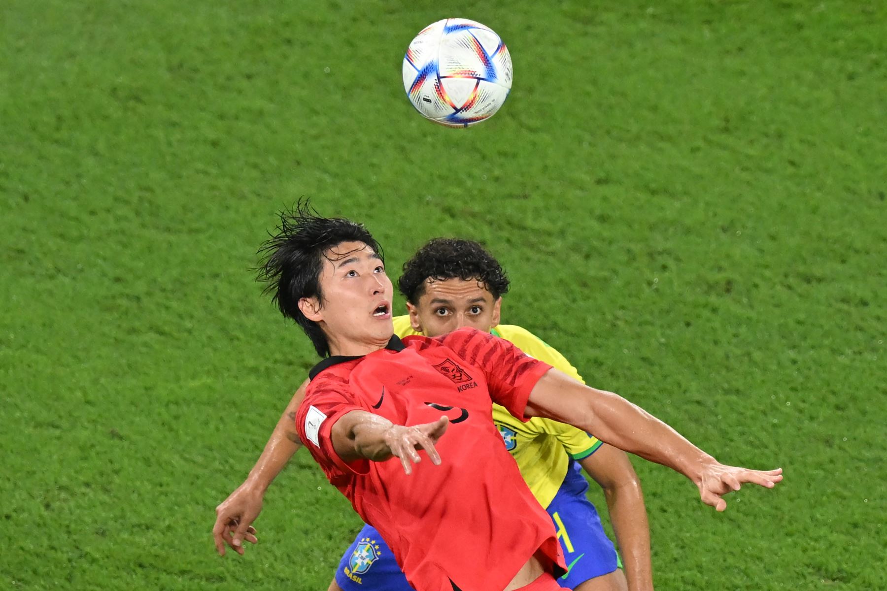 El delantero de Corea del Sur, Cho Gue-sung, lucha por el balón con el defensor de Brasil, Marquinhos, durante el partido de fútbol de octavos de final de la Copa Mundial de Qatar 2022 entre Brasil y Corea del Sur en el Estadio 974 en Doha el 5 de diciembre de 2022.
Foto: AFP