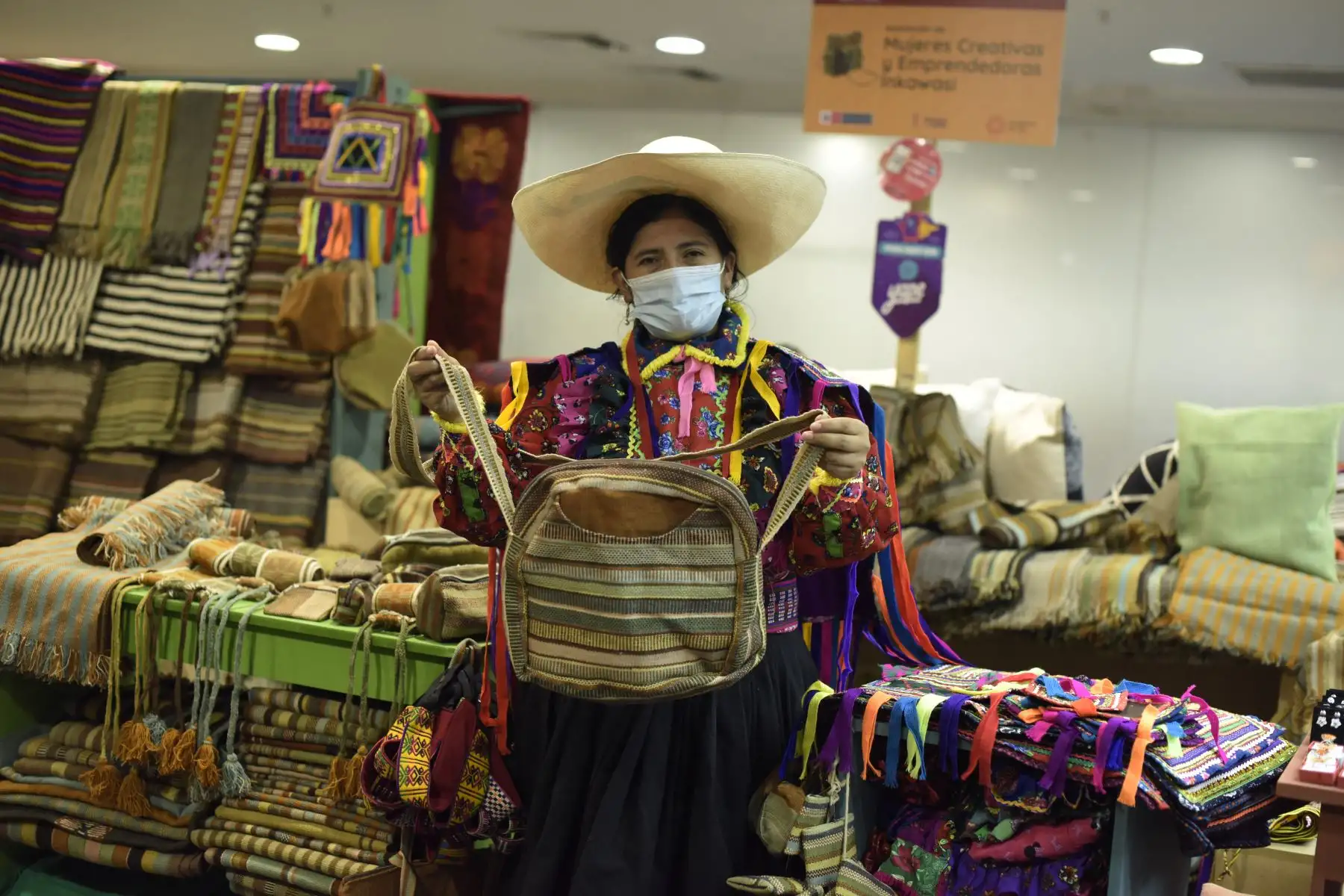 Ministerio de Cultura reunirá, desde este jueves 8, a artesanos y artistas tradicionales de todo el país en la edición de diciembre de Ruraq maki, hecho a mano.

Foto: ANDINA/Difusión