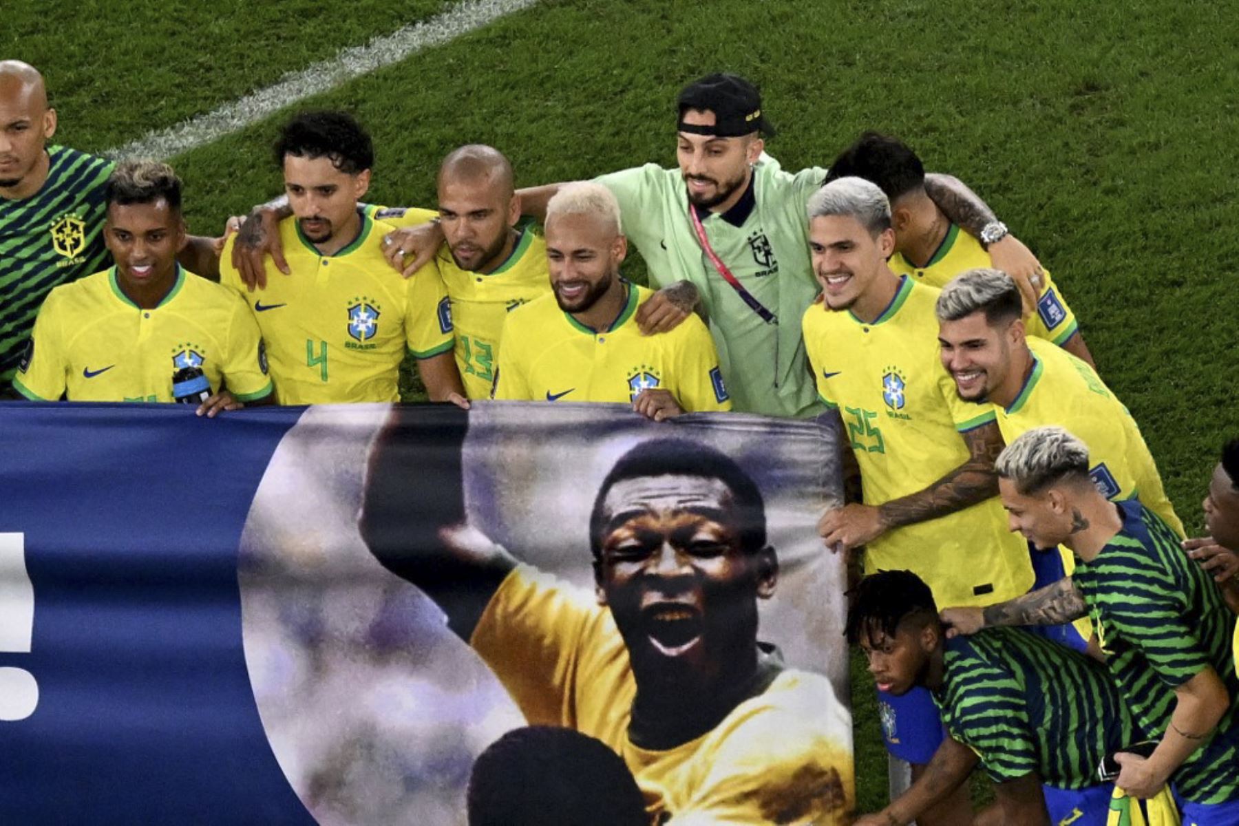 Los jugadores de Brasil sostienen una pancarta dedicada a la leyenda del fútbol brasileño Pelé al final del partido de fútbol de octavos de final de la Copa Mundial Catar 2022 entre Brasil y Corea del Sur en el Estadio 974 en Doha 

Foto: AFP