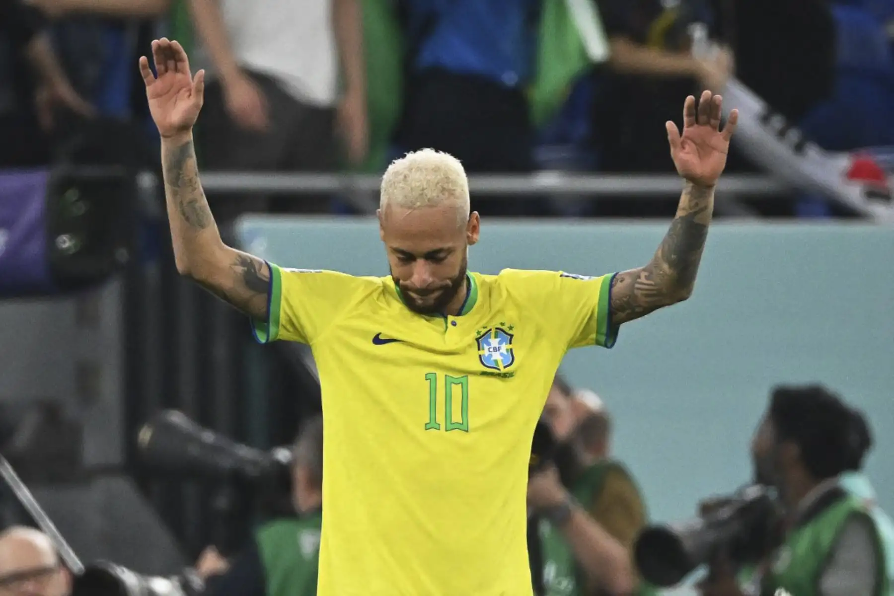 El delantero brasileño #10 Neymar celebra después de clasificar a la siguiente ronda después de derrotar a Corea del Sur 4-1 en el partido de fútbol de octavos de final de la Copa Mundial de Catar 2022 entre Brasil y Corea del Sur en el Estadio 974 en Doha

Foto:AFP