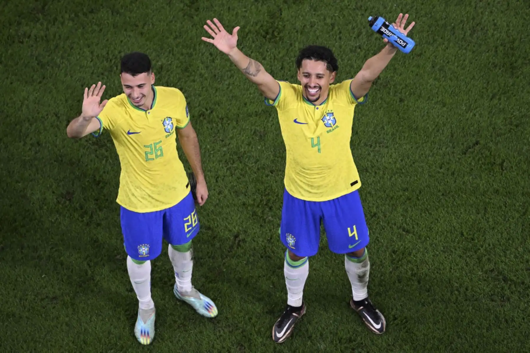 El delantero brasileño #26 Gabriel Martinelli y el defensor brasileño #04 Marquinhos saludan a los fanáticos al final del partido de fútbol de octavos de final de la Copa Mundial Catar 2022 entre Brasil y Corea del Sur en el Estadio 974 en Doha

Foto:AFP