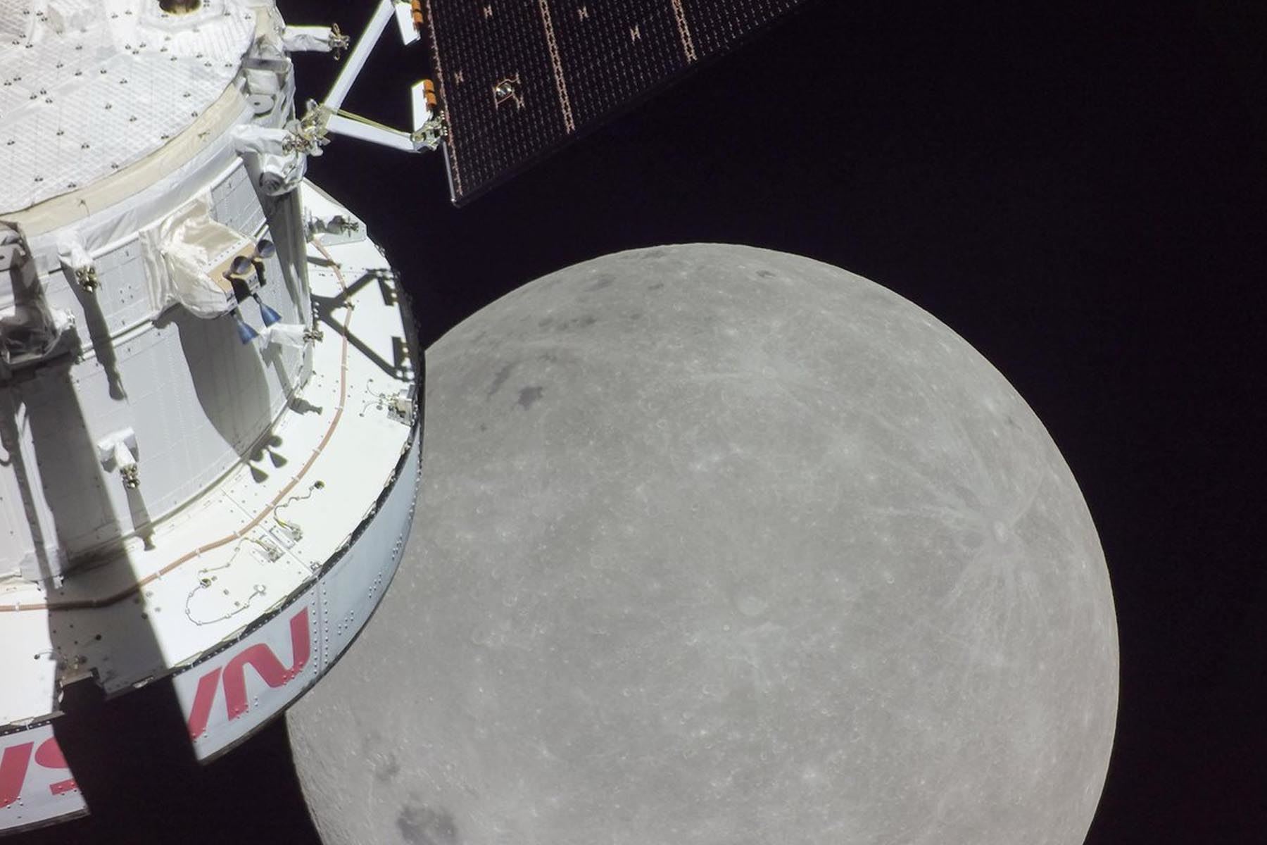 El pasado 5 de diciembre la nave espacial Orión, que forma parte de la misión Artemis I de la NASA, pasó a solo 79 millas (127 kilómetros) de la superficie lunar para propulsarse y así empezó con su camino de regreso a la Tierra. Foto: NASA