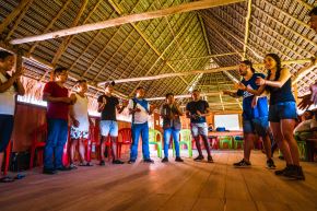Lideres Sharian del Gobierno Territorial Autónomo de la Nación Wampís cantan un rap con mensajes de cuidado y defensa de la Amazonía. Foto: EFE/Bryan Rupa Flores