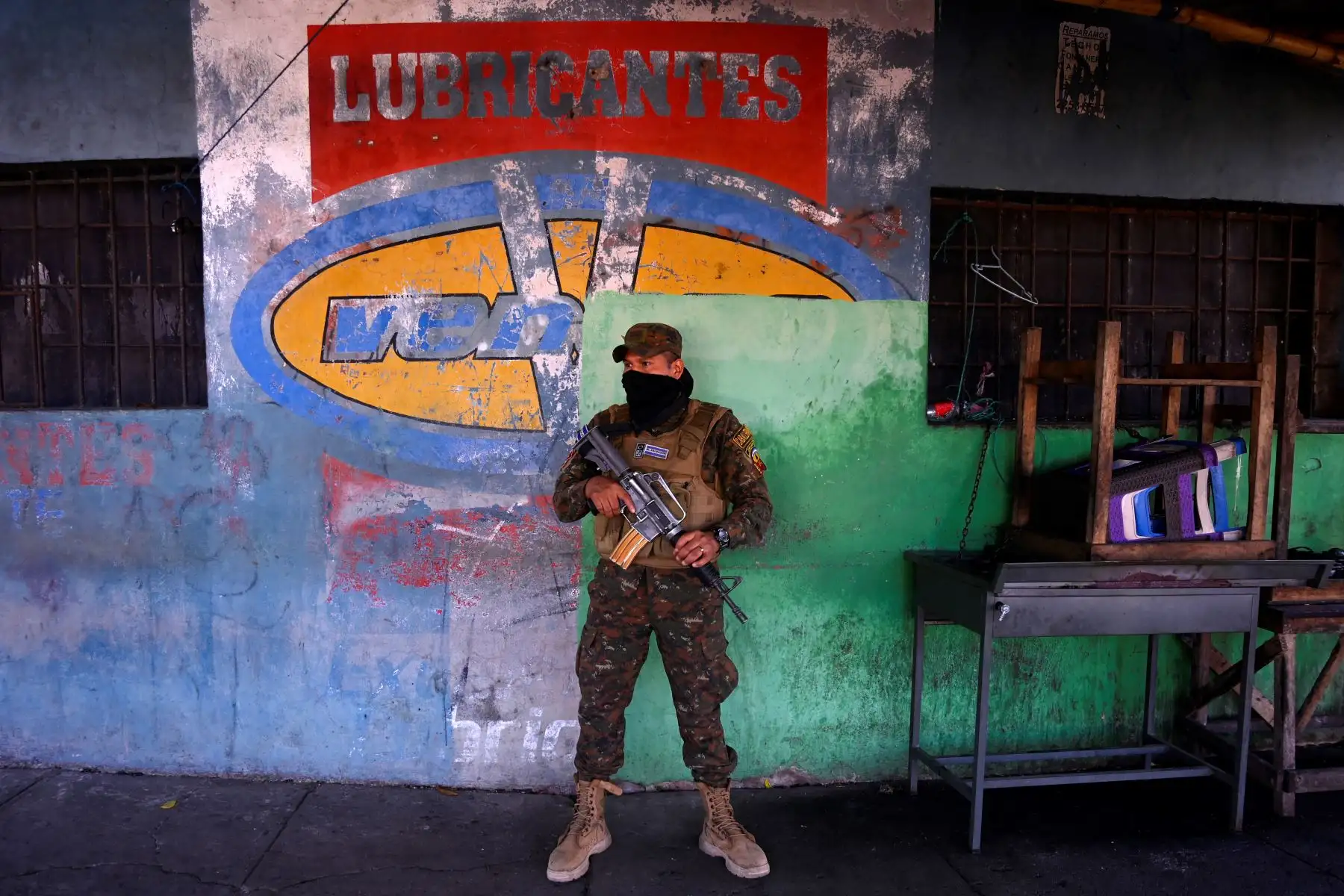 Un soldado hace guardia frente a un negocio cerrado durante una operación contra bandas criminales, en Soyapango, El Salvador, el 5 de diciembre de 2022. 
Foto: AFP