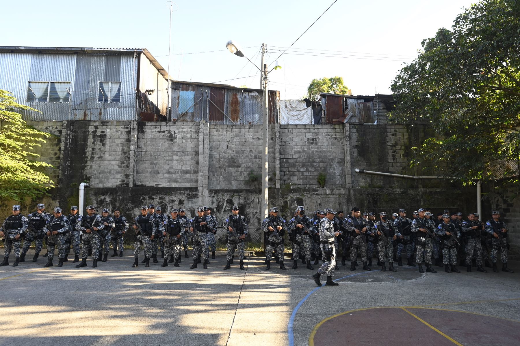 Soldados y policías montan guardia durante un operativo contra bandas criminales, en Soyapango, El Salvador, el 5 de diciembre de 2022.
Foto: AFP