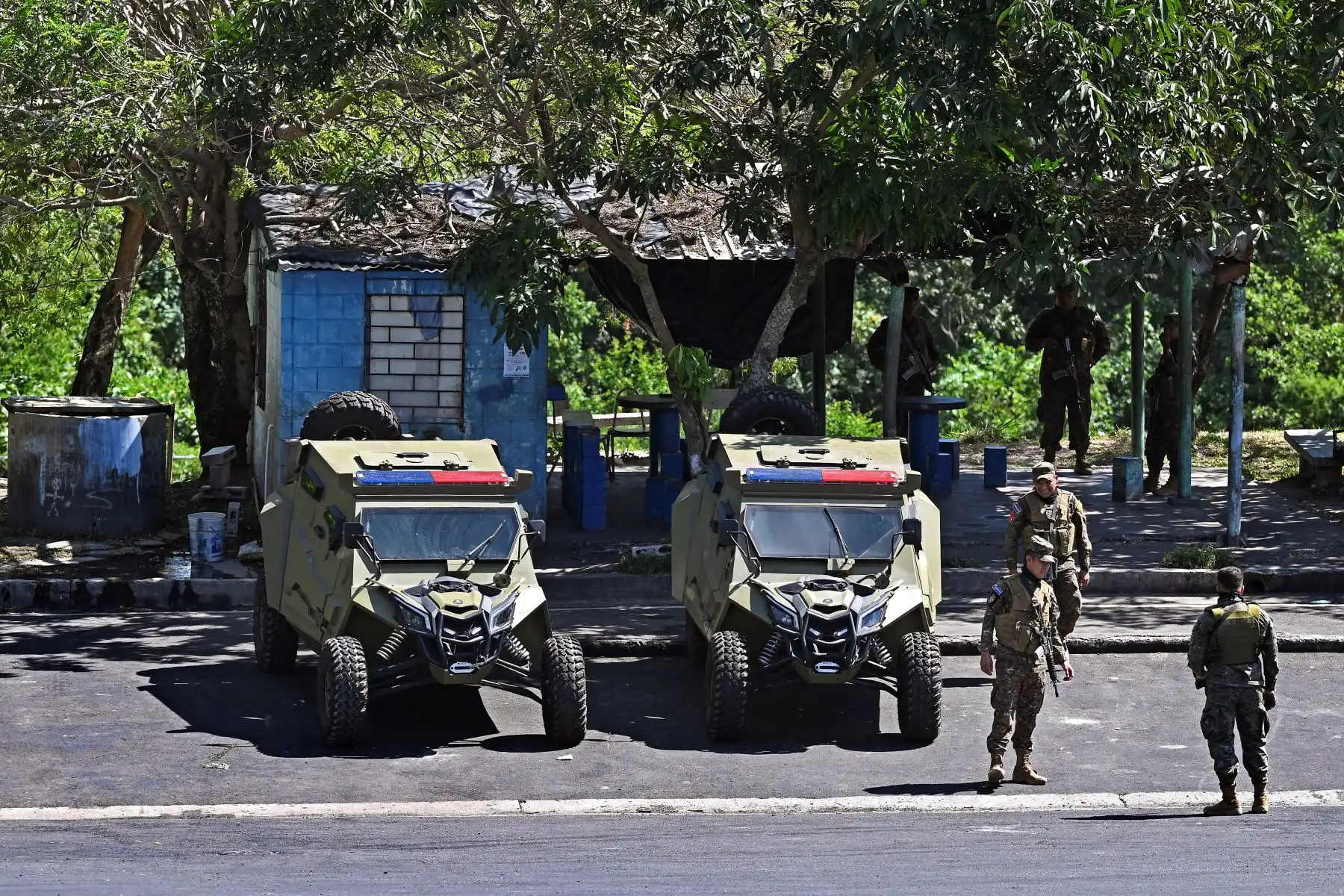 Soldados montan guardia en una calle durante un operativo contra pandilleros en La Campanera, una comunidad históricamente controlada por la pandilla Calle 18, en Soyapango, El Salvador, el 4 de diciembre de 2022. 
Foto: AFP