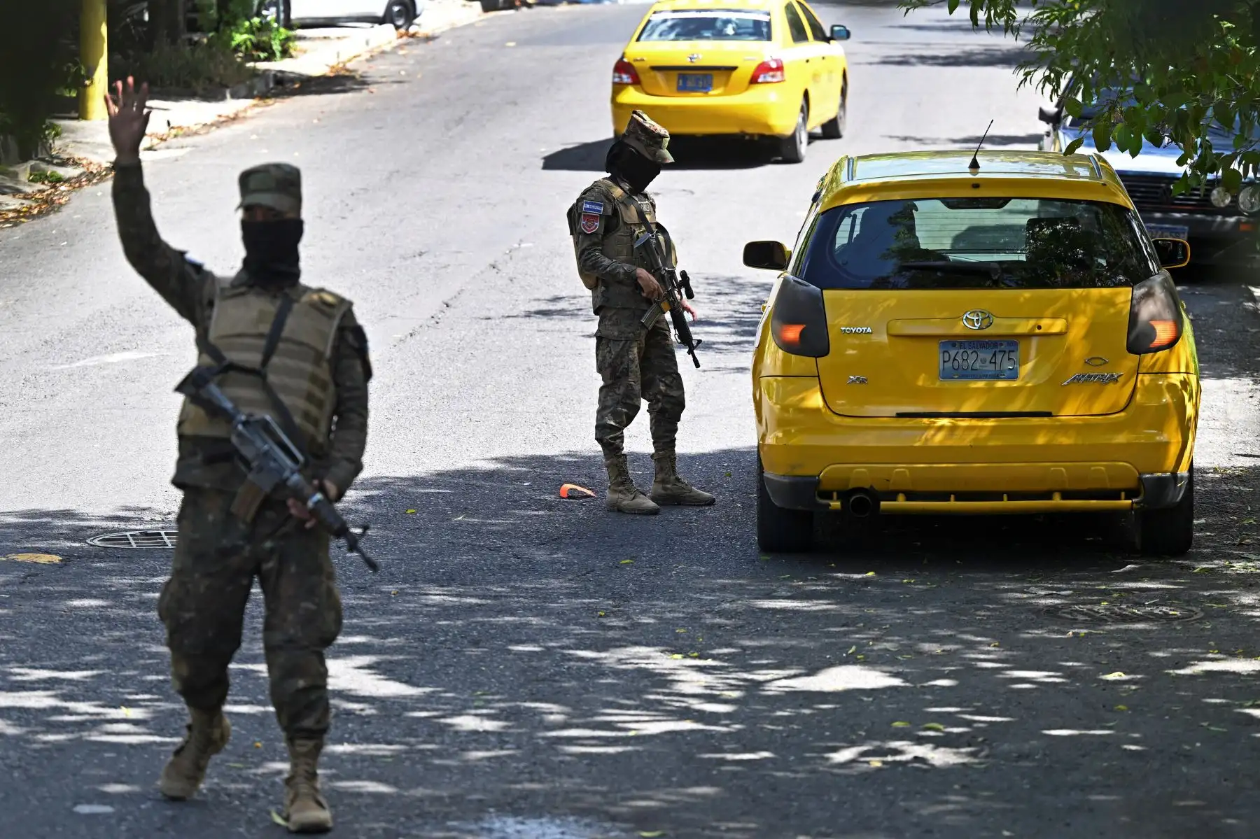 Soldados detienen vehículos en un puesto de control callejero durante una operación contra pandilleros en Las Margaritas, una comunidad históricamente controlada por la pandilla MS-13, en Soyapango, El Salvador, el 4 de diciembre de 2022. 
Foto: AFP