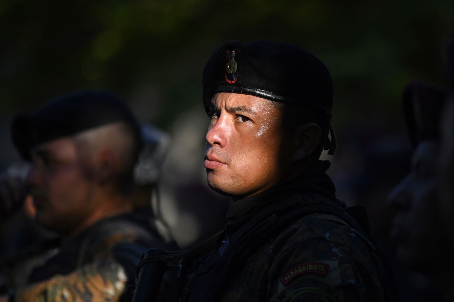 Soldados patrullan la ciudad de Soyapango, El Salvador, durante un operativo de seguridad contra pandilleros que comenzó el 3 de diciembre que incluye registros casa por casa y es parte de un estado de emergencia declarado por el presidente Nayib Bukele esta primavera luego de un aumento en la violencia de las pandillas.
Foto: AFP