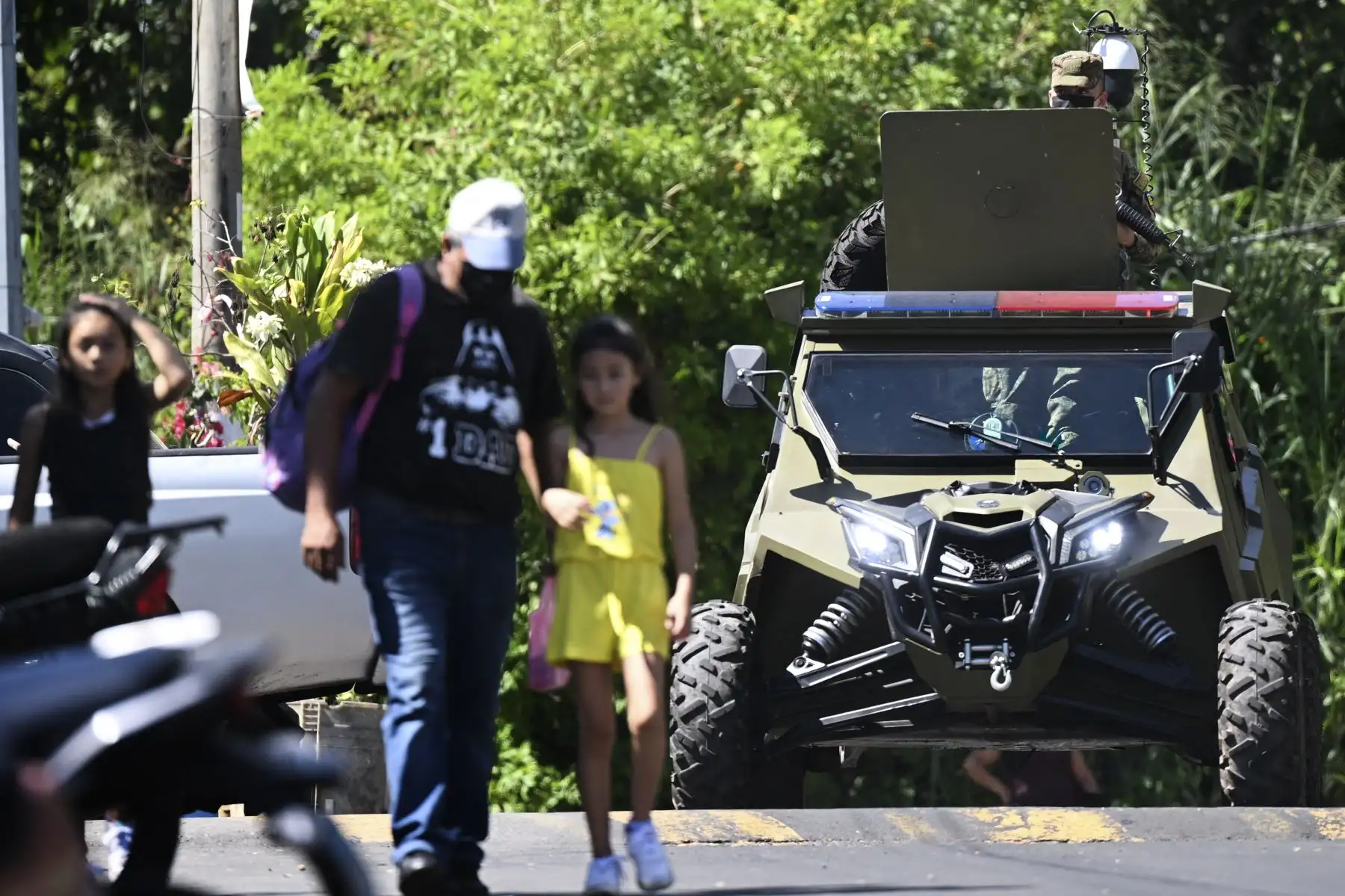 Un vehículo multipropósito del Ejército salvadoreño patrulla durante una operación contra pandilleros en La Campanera, una comunidad históricamente controlada por la pandilla calle 18, en Soyapango, El Salvador, el 4 de diciembre de 2022.
Foto: AFP