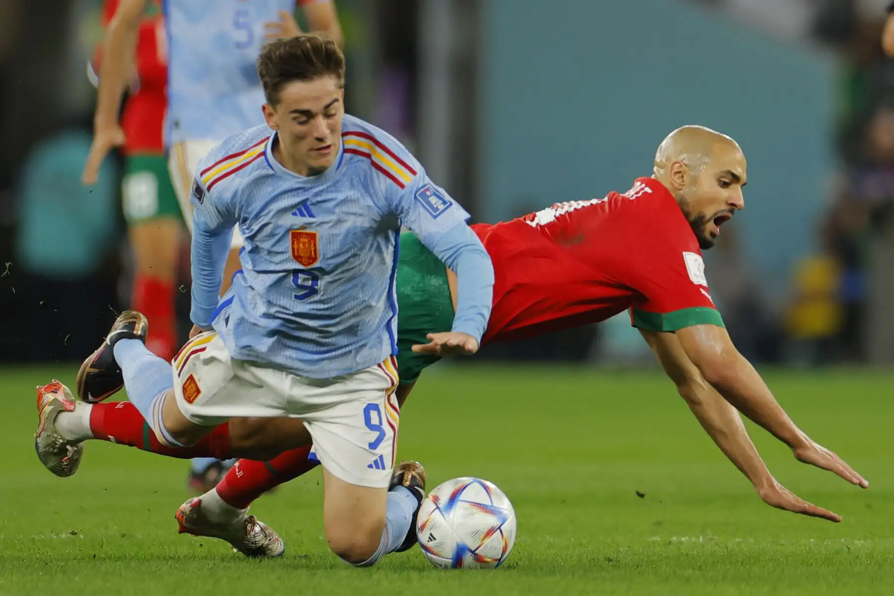 El centrocampista español Gavi y el centrocampista marroquí Sofyan Amrabat caen al terreno de juego mientras luchan por el balón durante el partido de octavos de final del Mundial de Qatar 2022 entre Marruecos y España en el Education City Stadium en Al-Rayyan, al oeste de Doha, el 6 de diciembre de 2020. 2022.
Foto: AFP
