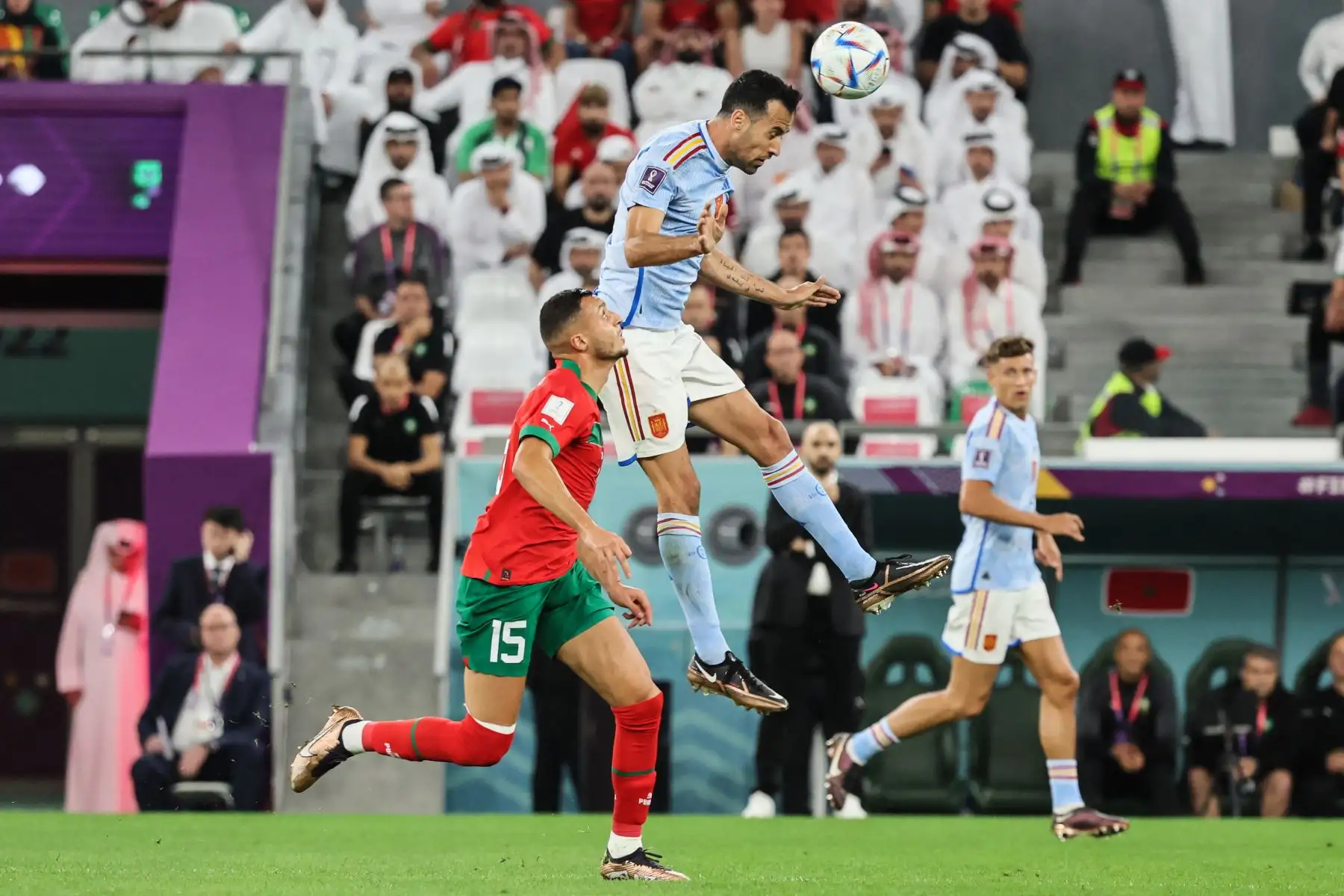 El mediocampista español Sergio Busquets cabecea el balón durante el partido de fútbol de octavos de final de la Copa Mundial Qatar 2022 entre Marruecos y España en el Education City Stadium en Al-Rayyan, al oeste de Doha, el 6 de diciembre de 2022.
Foto: AFP