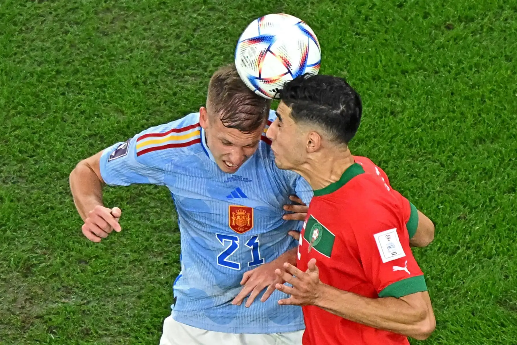 El delantero español Dani Olmo lucha por el balón con el defensa marroquí Nayef Aguerd durante el partido de octavos de final de la Copa Mundial de Qatar 2022 entre Marruecos y España en el Education City Stadium en Al-Rayyan, al oeste de Doha el 6 de diciembre de 2022.
Foto: AFP