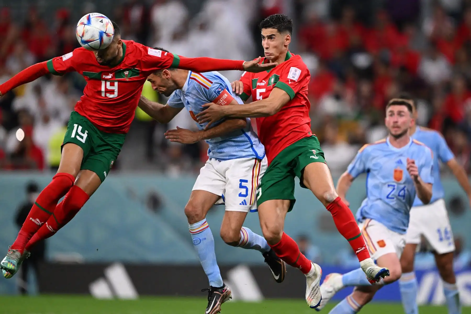 El delantero marroquí Youssef En-Nesyri cabecea el balón más allá del mediocampista español Sergio Busquets y el defensa marroquí Nayef Aguerd durante el partido de fútbol de octavos de final de la Copa Mundial de Qatar 2022 entre Marruecos y España en el Education City Stadium en Al-Rayyan, al oeste de Doha el 6 de diciembre. , 2022.
Foto: AFP