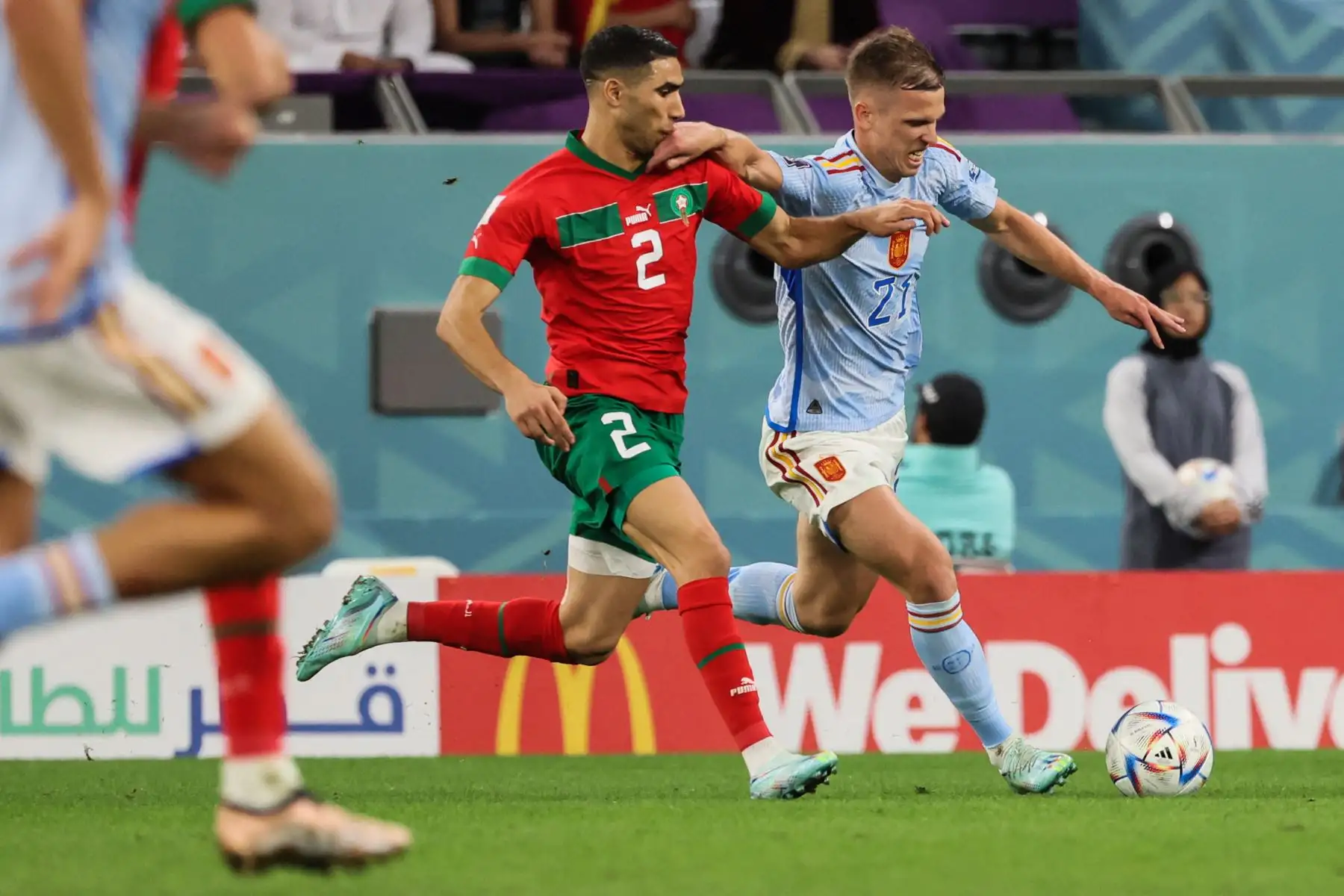 El defensor de Marruecos Achraf Hakimi lucha por el balón con el delantero de España Dani Olmo durante el partido de fútbol de octavos de final de la Copa Mundial de Qatar 2022 entre Marruecos y España en el Education City Stadium en Al-Rayyan, al oeste de Doha el 6 de diciembre de 2022.
Foto: AFP
