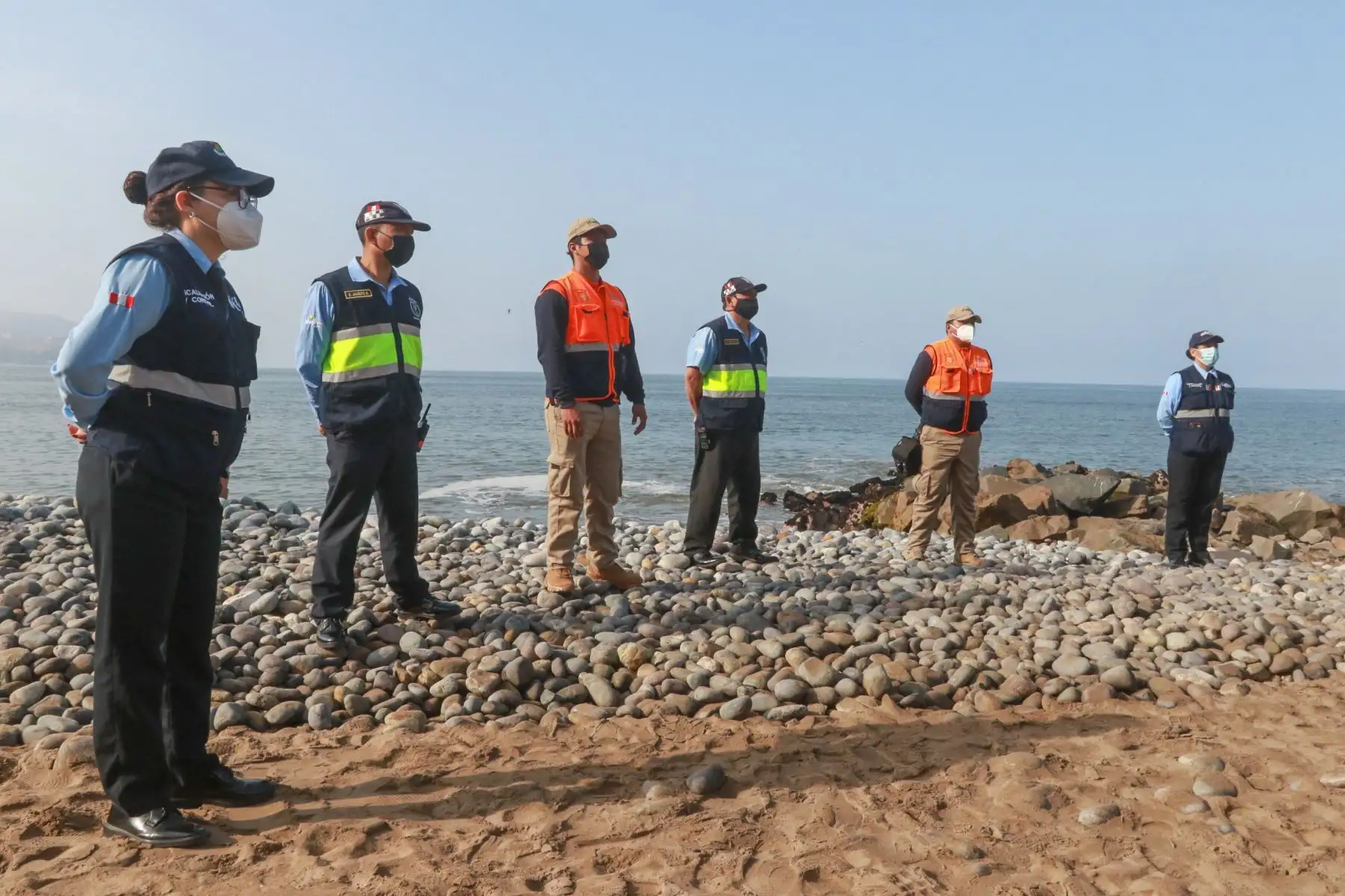 Esta restricción se aplicará solo a las zonas de arena y playa, y que las personas podrán circular en la zona de malecón, mientras que los tablistas podrán ingresar al mar.
Foto: ANDINA/Héctor Vinces