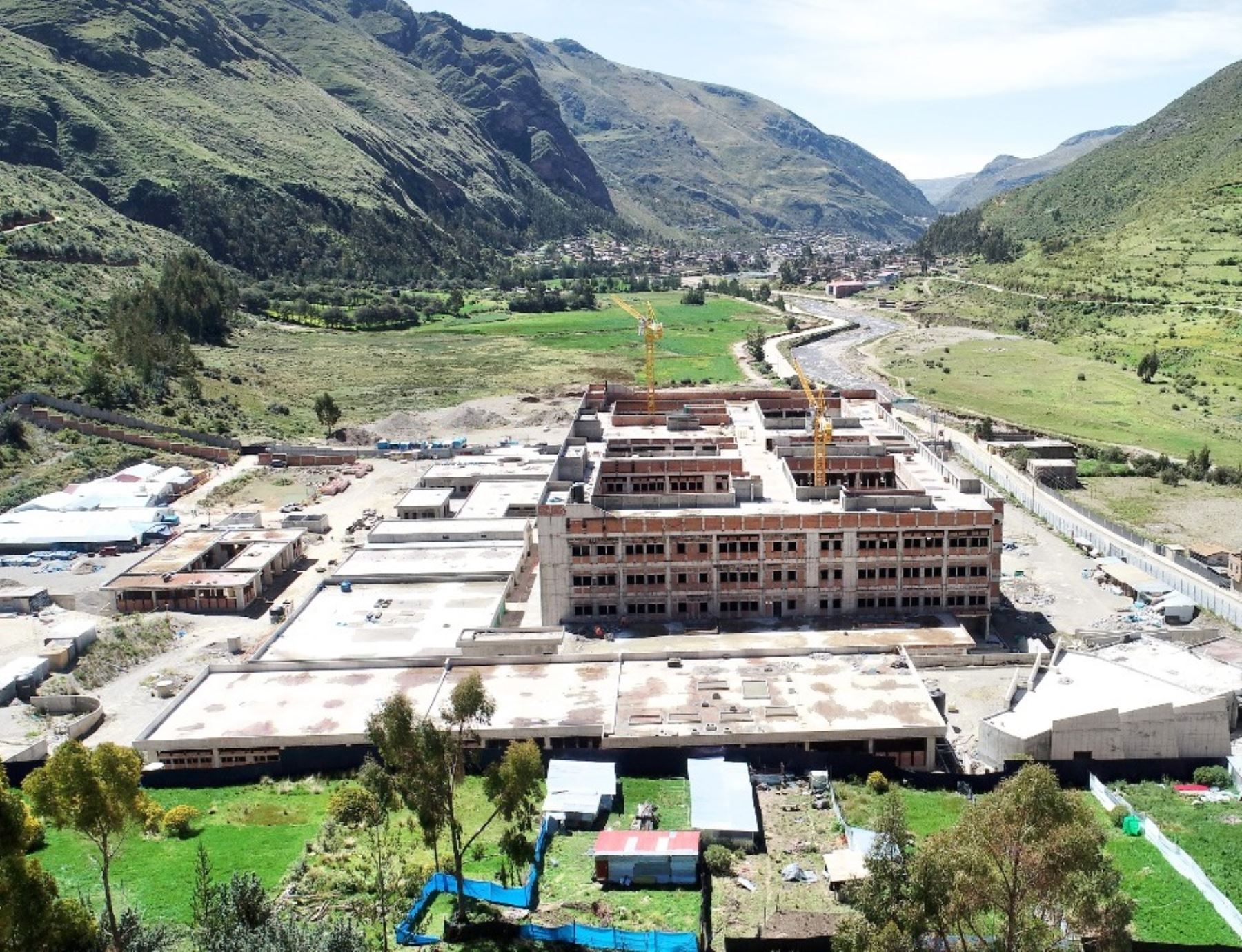 Pronis ratifica su compromiso para culminar la construcción del Hospital Zacarías Correa de Huancavelica.