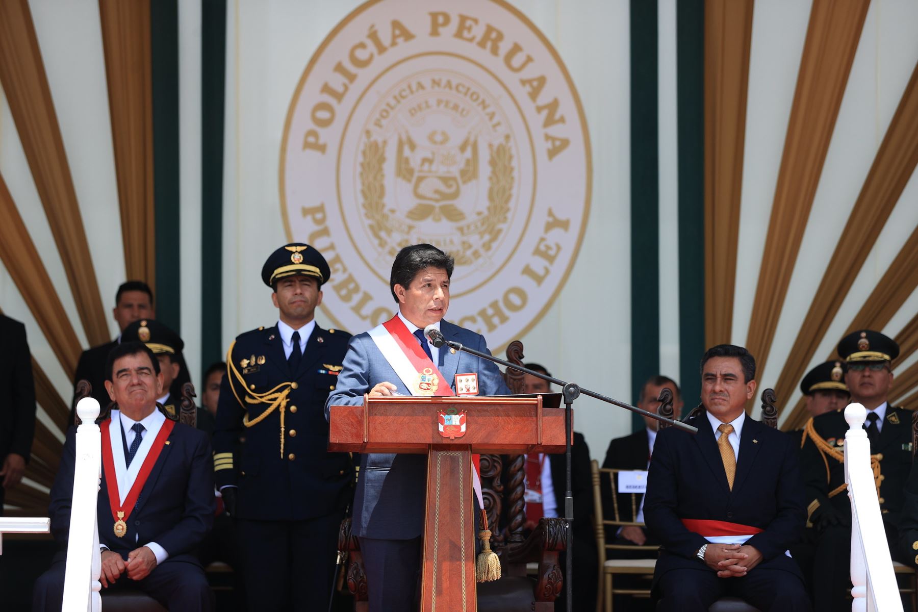 El presidente Pedro Castillo Terrones y el ministro Willy Huerta, lideraron la ceremonia por el 34° aniversario de creación de la Policía Nacional, que se desarrolla en la Escuela de Oficiales de la PNP en Chorrillos.
Foto: ANDINA/Presidencia Perú