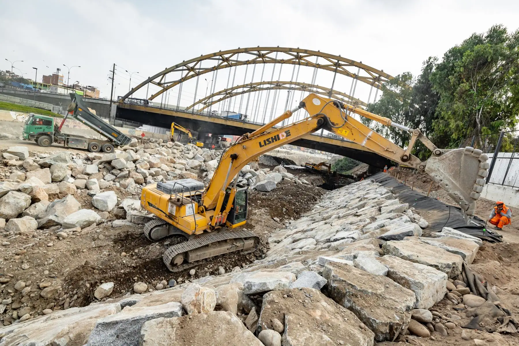 La intervención, a cargo de EMAPE, contempló la construcción de 174 m de enrocado en el margen derecho, 1,700 m2 de adoquinado de roca para proteger el lecho del río y 20 m de reparación del muro existente. Adicionalmente, se ejecutaron 91 m de muro de contención y 60 m de enrocado en ambas márgenes del río Rímac.
Foto: ANDINA/Muni Lima