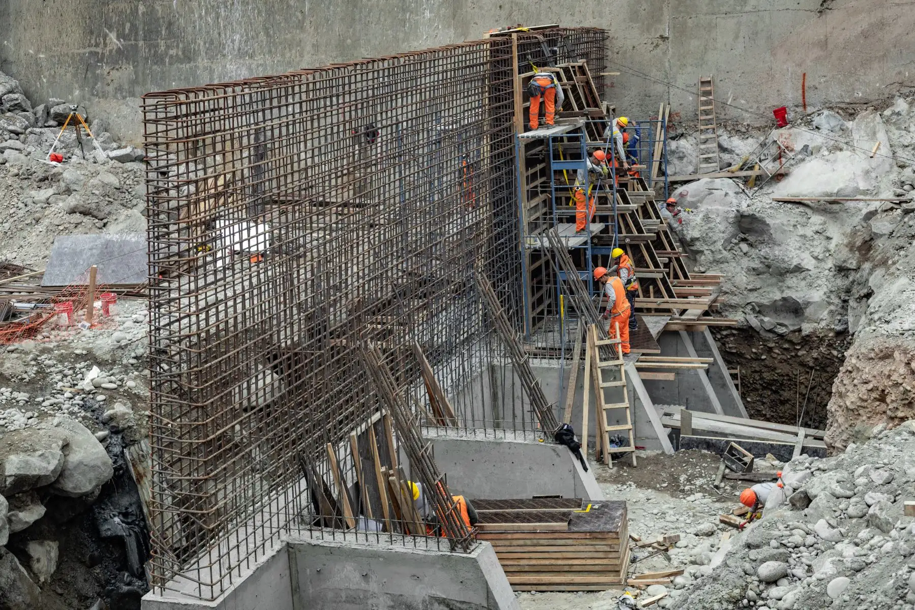La intervención, a cargo de EMAPE, contempló la construcción de 174 m de enrocado en el margen derecho, 1,700 m2 de adoquinado de roca para proteger el lecho del río y 20 m de reparación del muro existente. Adicionalmente, se ejecutaron 91 m de muro de contención y 60 m de enrocado en ambas márgenes del río Rímac.
Foto: ANDINA/Muni Lima
