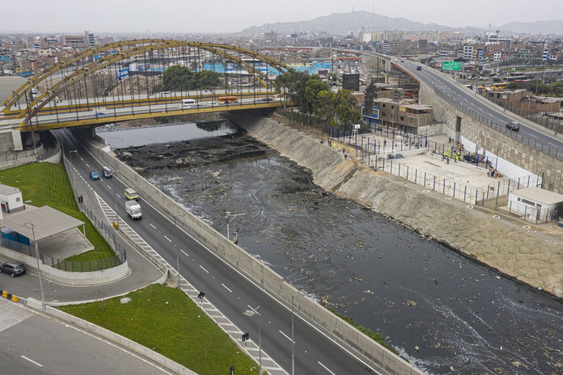 Los trabajos, que demandaron una inversión de S/12 millones, evitarán la socavación de este importante puente, que interconecta el centro de la ciudad con la Panamericana Norte y la Vía de Evitamiento y por donde transitan alrededor de 35 mil vehículos al día.
Foto: ANDINA/Muni Lima