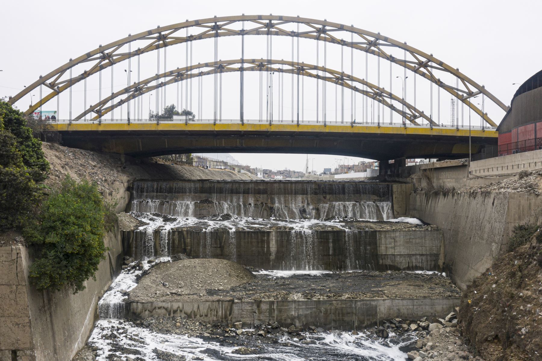Los trabajos, que demandaron una inversión de S/12 millones, evitarán la socavación de este importante puente, que interconecta el centro de la ciudad con la Panamericana Norte y la Vía de Evitamiento y por donde transitan alrededor de 35 mil vehículos al día.
Foto: ANDINA/Muni Lima