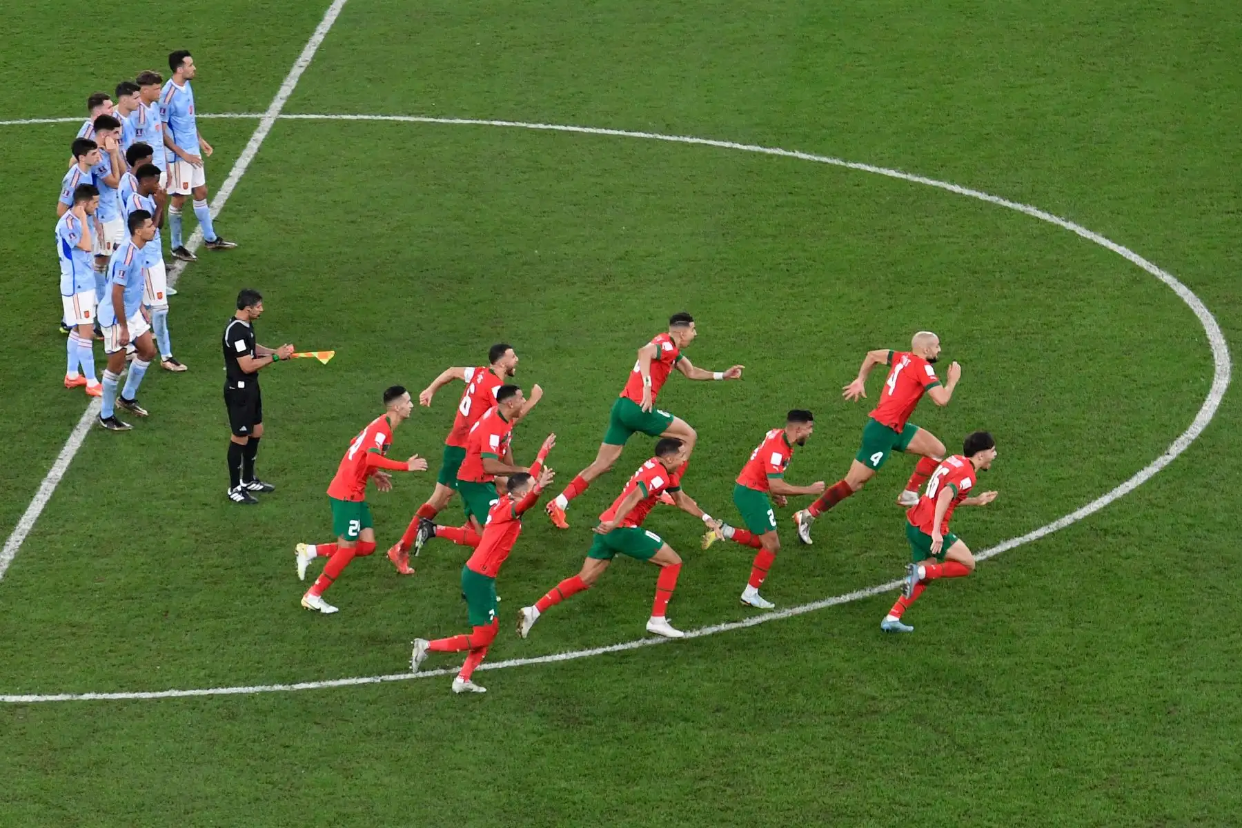 Los jugadores de Marruecos celebran al final del partido de fútbol de octavos de final de la Copa Mundial Qatar 2022 entre Marruecos y España en el Education City Stadium en Al-Rayyan, al oeste de Doha, el 6 de diciembre de 2022.
Foto: AFP