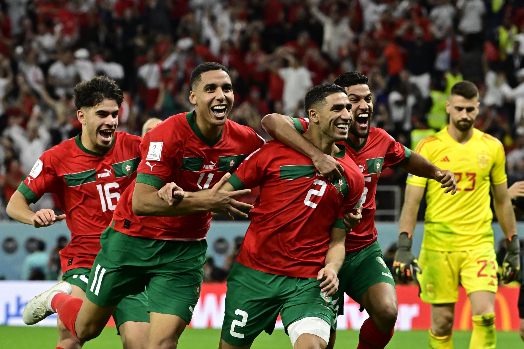 El defensor de Marruecos Achraf Hakimi celebra con sus compañeros después de convertir el último penal durante la tanda de penales para ganar el partido de fútbol de octavos de final de la Copa Mundial de Qatar 2022 entre Marruecos y España.
Foto: AFP