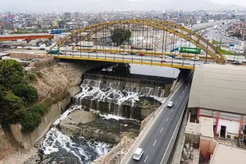 Los trabajos, que demandaron una inversión de S/12 millones, evitarán la socavación de este importante puente, que interconecta el centro de la ciudad con la Panamericana Norte y la Vía de Evitamiento y por donde transitan alrededor de 35 mil vehículos al día. Foto: ANDINA/Difusión