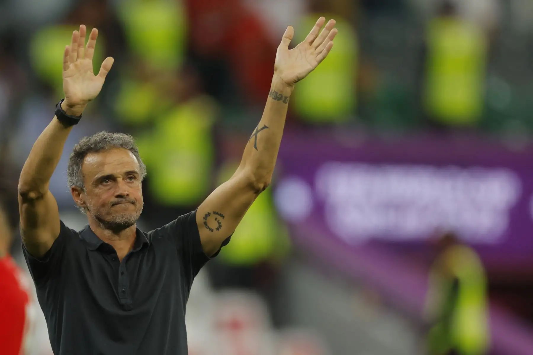 El entrenador de España, Luis Enrique, saluda a los seguidores después de que su equipo perdiera el partido de fútbol de octavos de final de la Copa Mundial de Qatar 2022 entre Marruecos y España en el Education City Stadium en Al-Rayyan, al oeste de Doha, el 6 de diciembre de 2022.
Foto: AFP