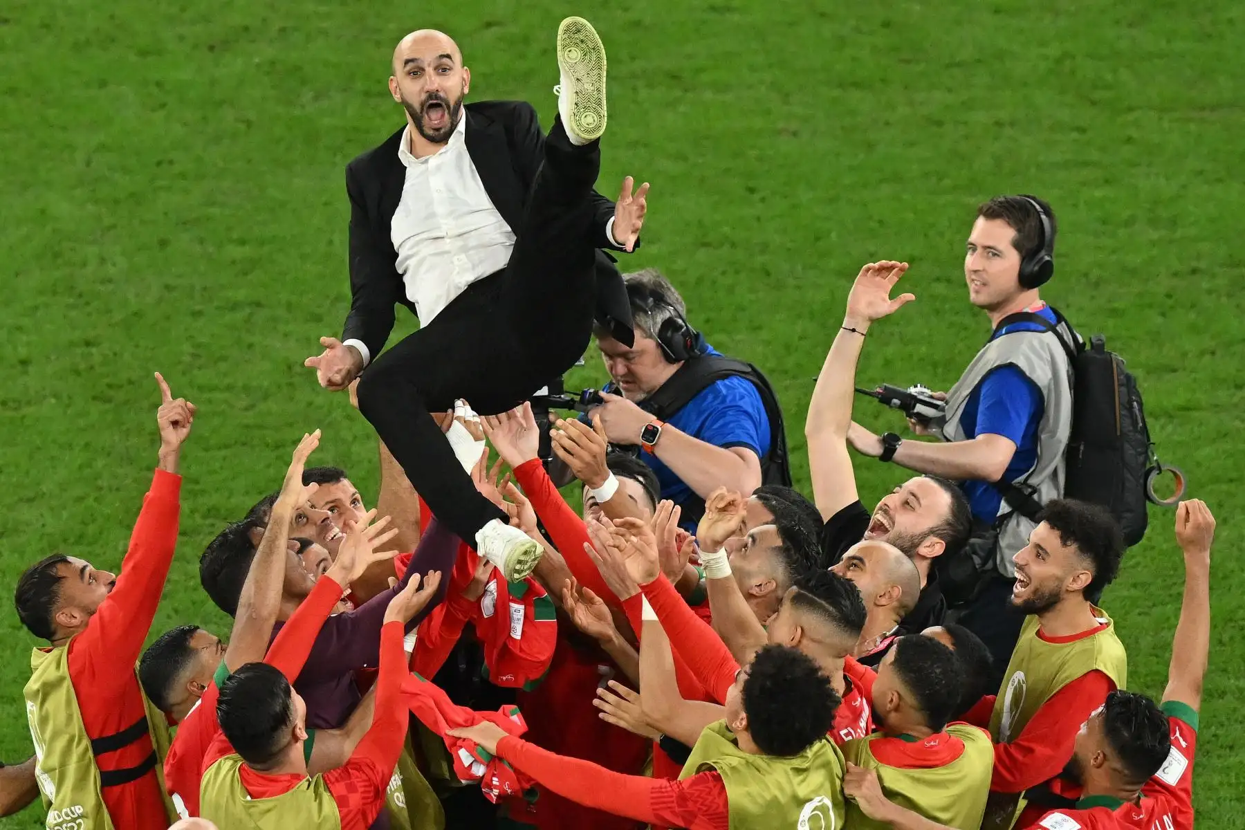 Los jugadores de Marruecos lanzan al entrenador de Marruecos, Walid Regragui, al aire mientras celebran al final del partido de fútbol de octavos de final de la Copa Mundial de Qatar 2022 entre Marruecos y España en el Education City Stadium en Al-Rayyan, al oeste de Doha el 6 de diciembre de 2022.
Foto: AFP