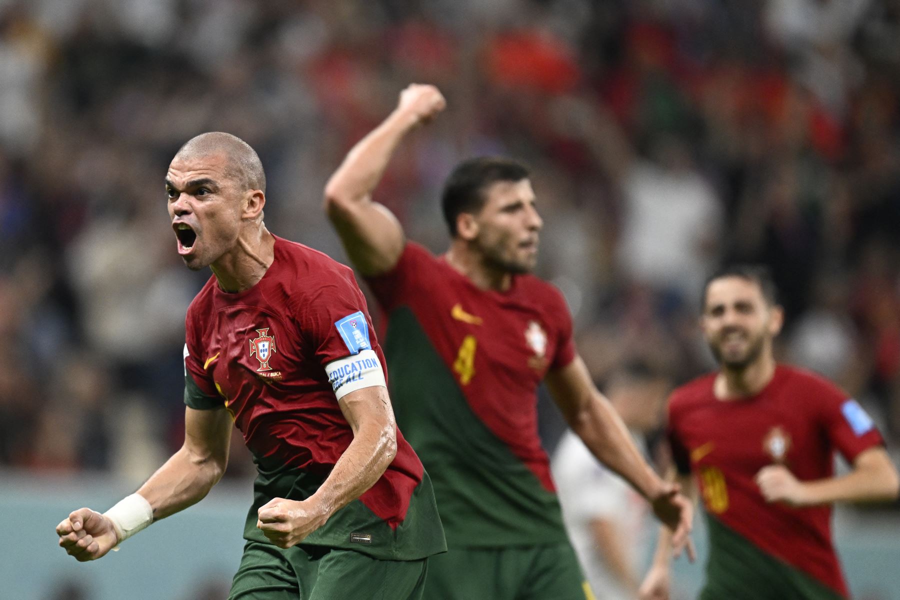 Pepe, defensa de Portugal, celebra después de marcar el segundo gol de su equipo durante el partido de octavos de final de la Copa Mundial de Qatar 2022 entre Portugal y Suiza en el Estadio Lusail en Lusail, al norte de Doha, el 6 de diciembre de 2022.
Foto: AFP